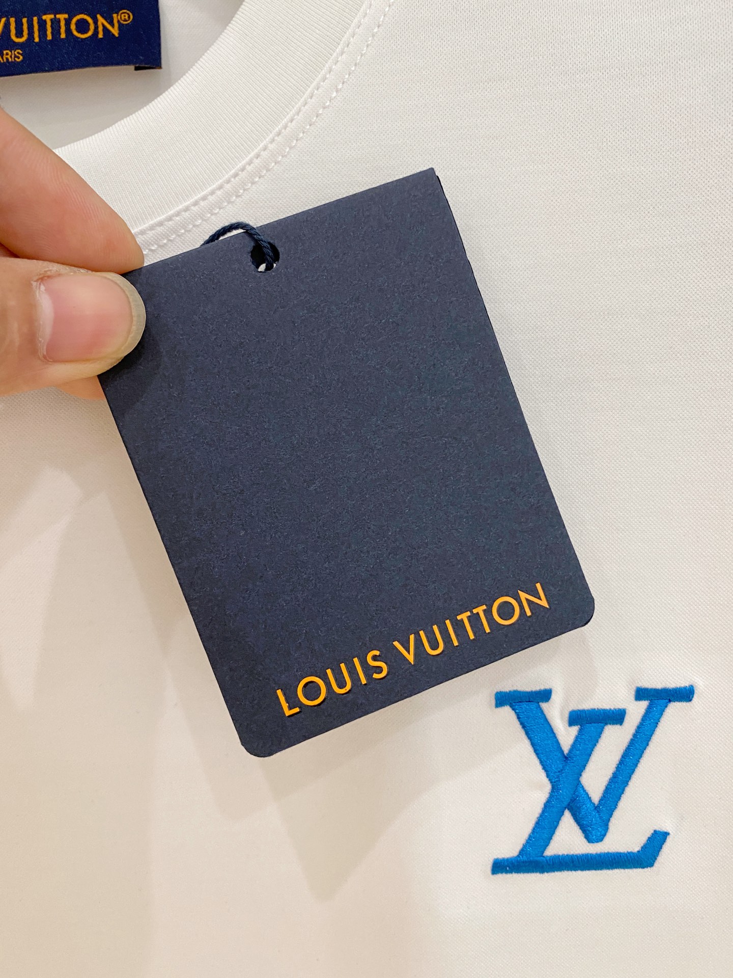  1v 路易威登 2025春夏新款首发专柜最新款圆领短袖 高端订制 设计前卫时尚！品牌logo重工艺设计