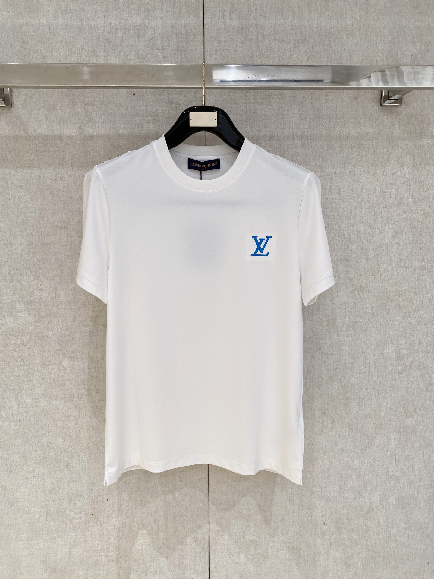  1v 路易威登 2025春夏新款首发专柜最新款圆领短袖 高端订制 设计前卫时尚！品牌logo重工艺设计