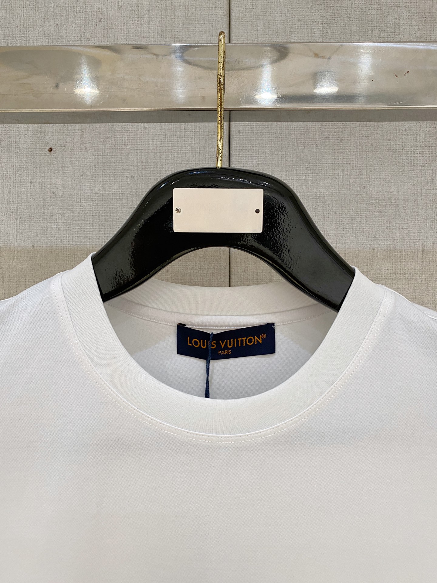  1v 路易威登 2025春夏新款首发专柜最新款圆领短袖 高端订制 设计前卫时尚！品牌logo重工艺设计