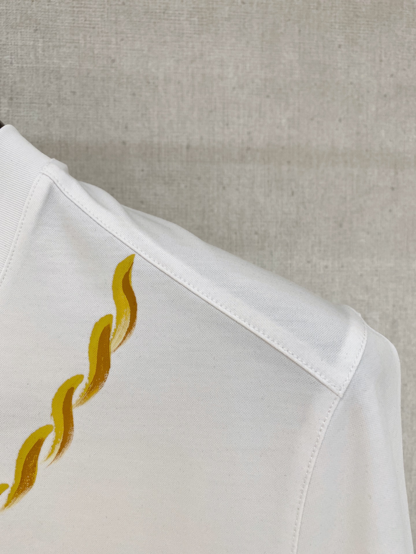  1v 路易威登 2025春夏新款首发专柜最新款圆领短袖 高端订制 设计前卫时尚！品牌logo重工艺设计