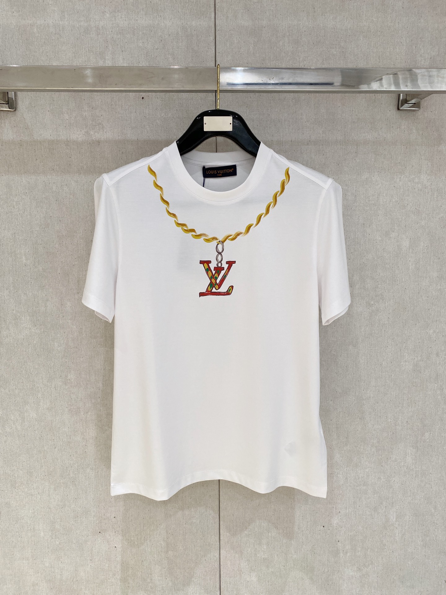  1v 路易威登 2025春夏新款首发专柜最新款圆领短袖 高端订制 设计前卫时尚！品牌logo重工艺设计