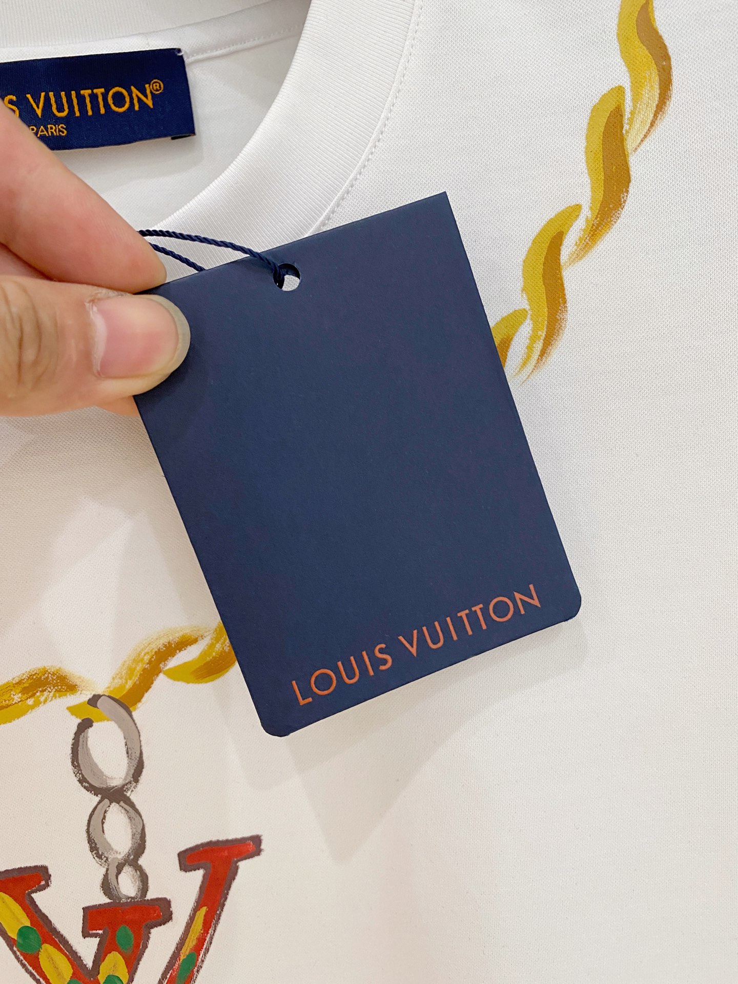  1v 路易威登 2025春夏新款首发专柜最新款圆领短袖 高端订制 设计前卫时尚！品牌logo重工艺设计