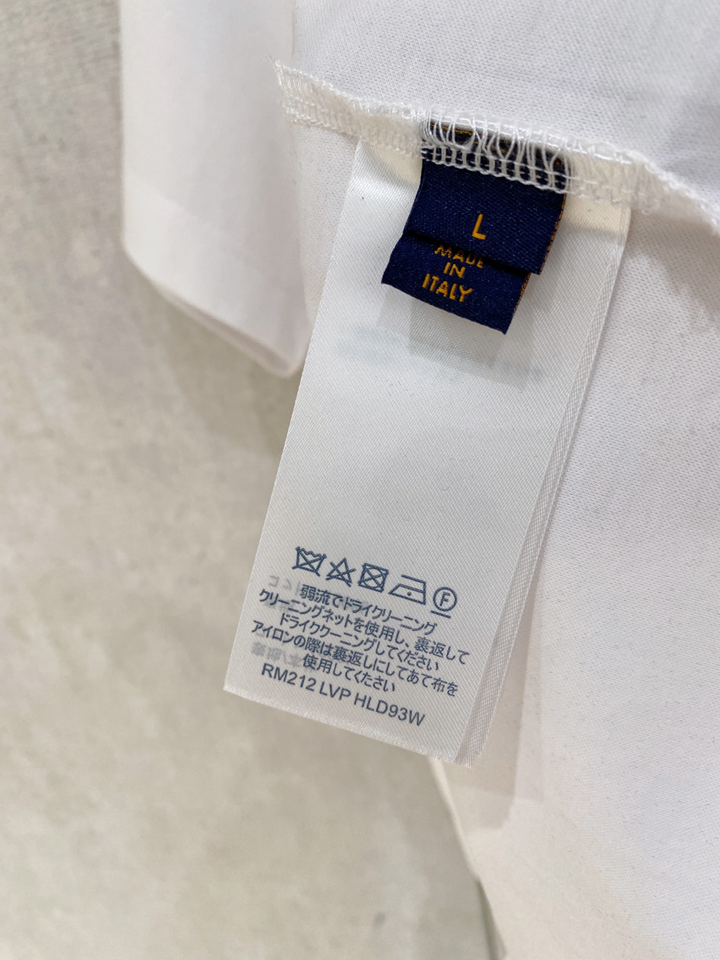  1v 路易威登  2025春夏新款首发专柜最新款圆领短袖 高端订制 设计前卫时尚！品牌logo重工艺设