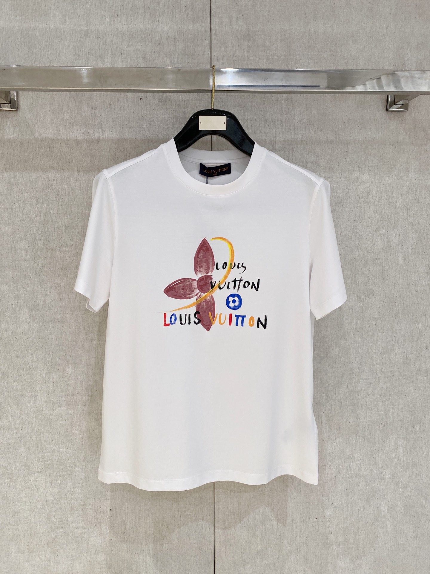  1v 路易威登  2025春夏新款首发专柜最新款圆领短袖 高端订制 设计前卫时尚！品牌logo重工艺设