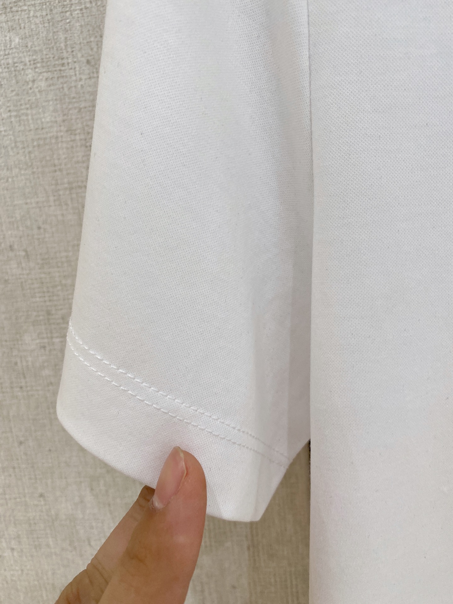  1v 路易威登  2025春夏新款首发专柜最新款圆领短袖 高端订制 设计前卫时尚！品牌logo重工艺设