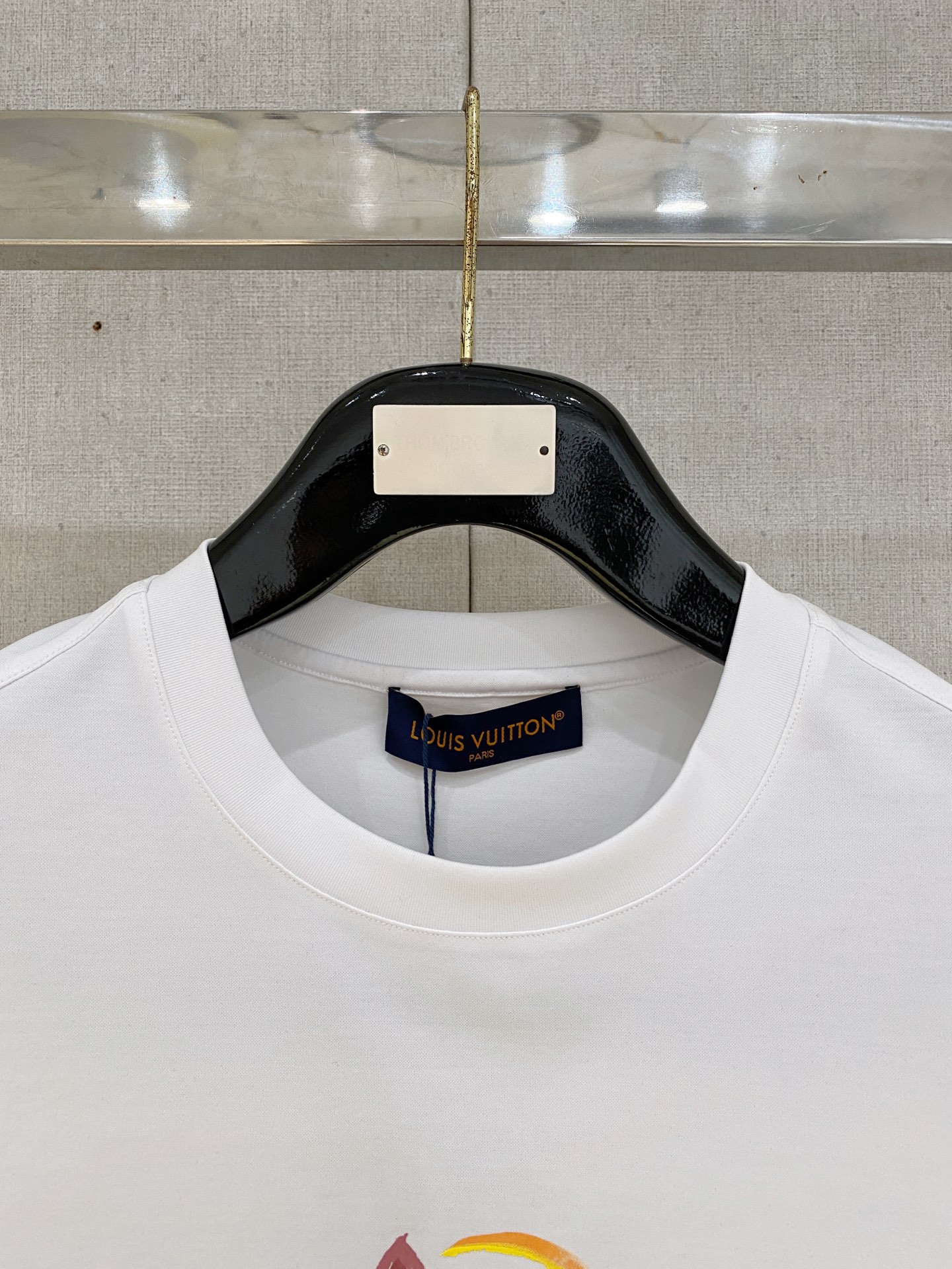  1v 路易威登  2025春夏新款首发专柜最新款圆领短袖 高端订制 设计前卫时尚！品牌logo重工艺设