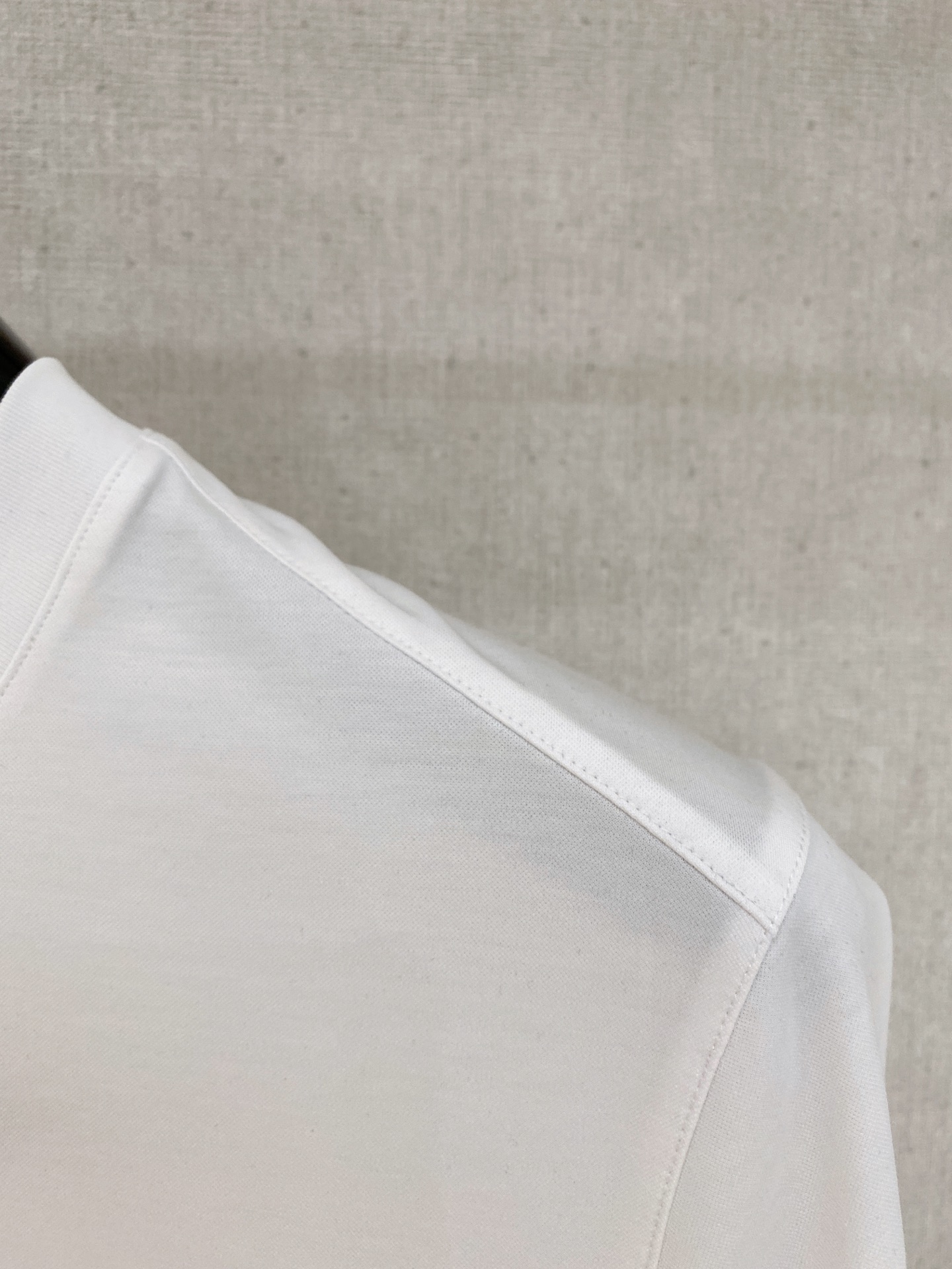  纪梵希 2025春夏新款首发专柜最新款圆领短袖 高端订制 设计前卫时尚！品牌logo重工艺设计 高端定