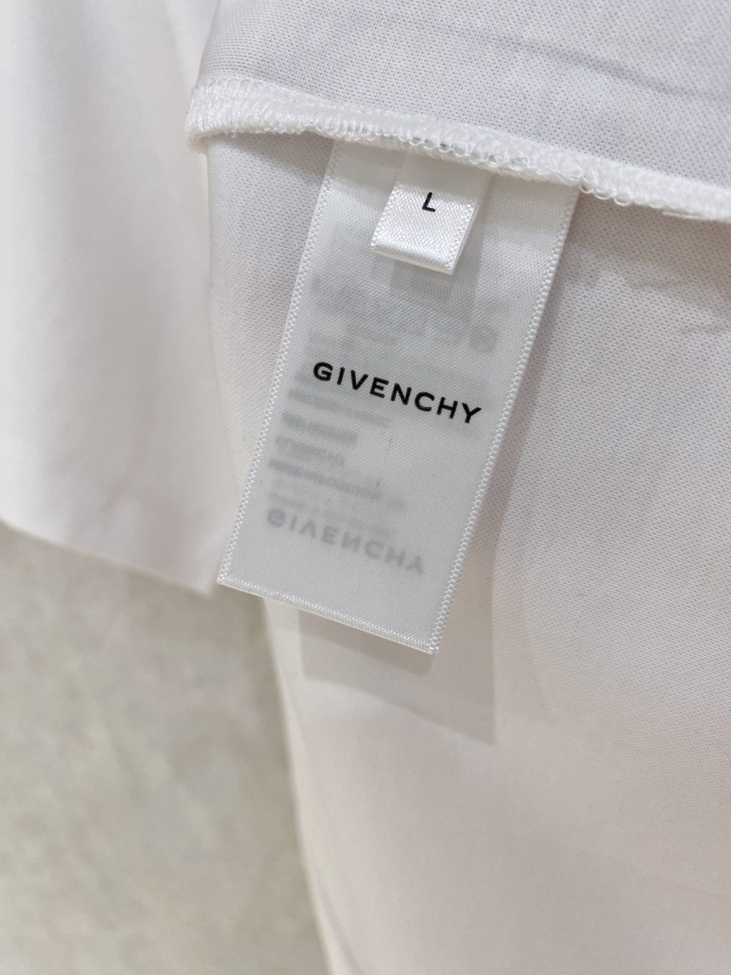  纪梵希 2025春夏新款首发专柜最新款圆领短袖 高端订制 设计前卫时尚！品牌logo重工艺设计 高端定