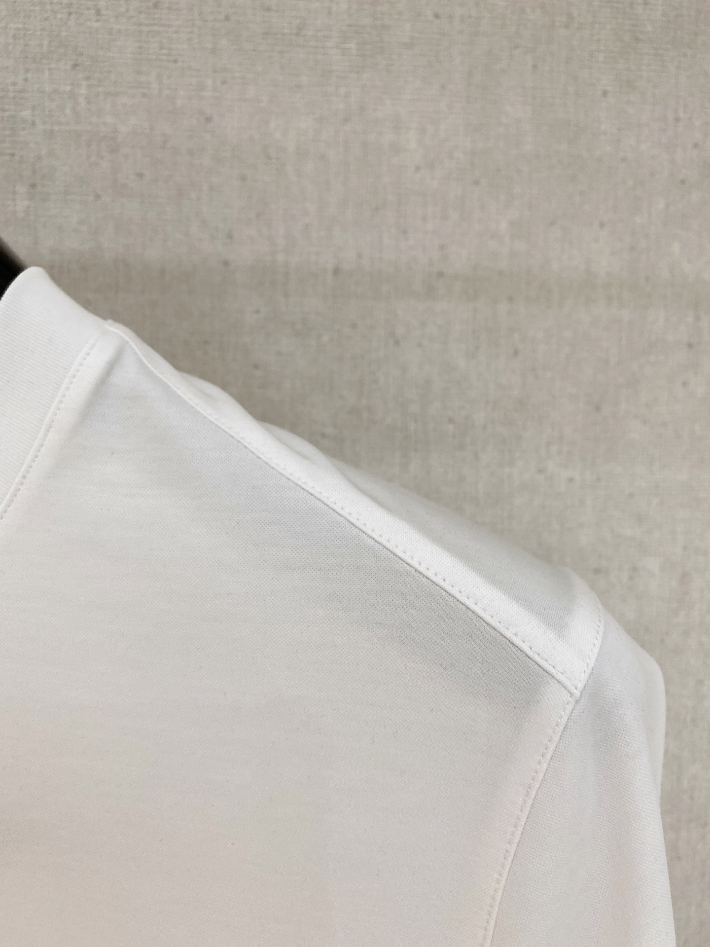  普拉达 2025春夏新款首发专柜最新款圆领短袖 高端订制 设计前卫时尚！品牌logo重工艺设计 高端定