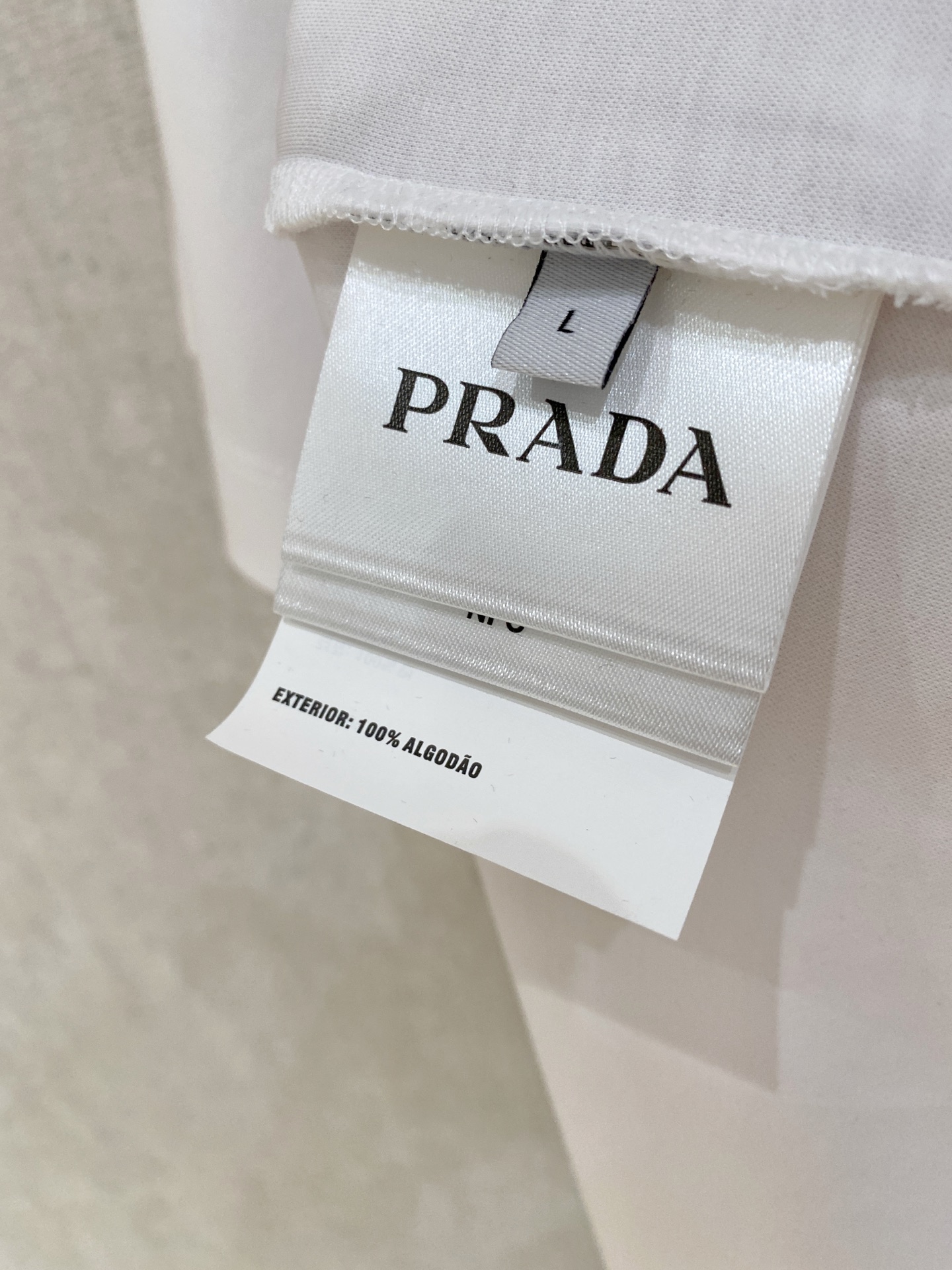  普拉达 2025春夏新款首发专柜最新款圆领短袖 高端订制 设计前卫时尚！品牌logo重工艺设计 高端定