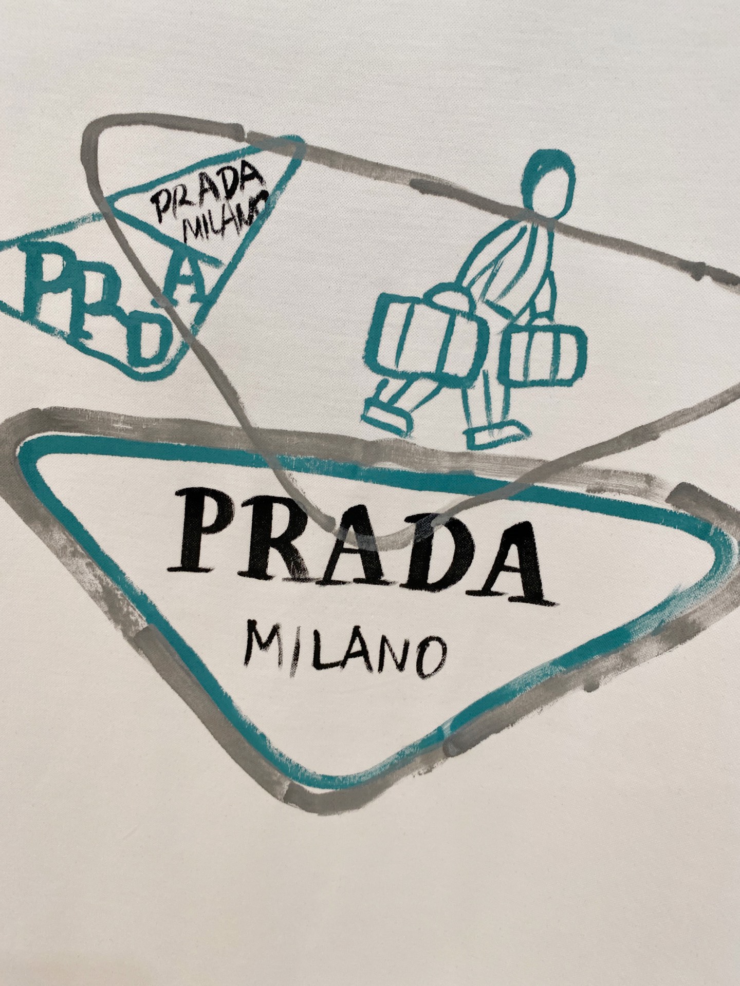  普拉达 2025春夏新款首发专柜最新款圆领短袖 高端订制 设计前卫时尚！品牌logo重工艺设计 高端定