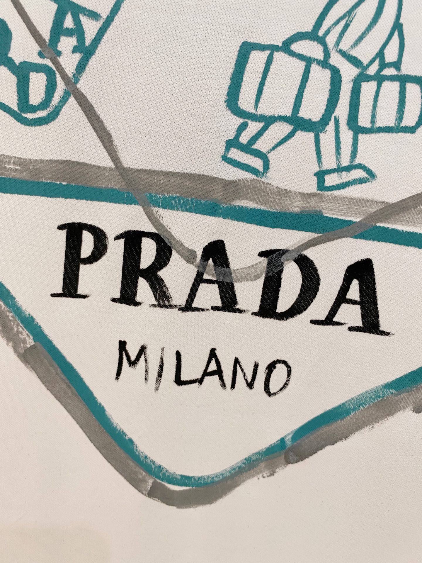  普拉达 2025春夏新款首发专柜最新款圆领短袖 高端订制 设计前卫时尚！品牌logo重工艺设计 高端定