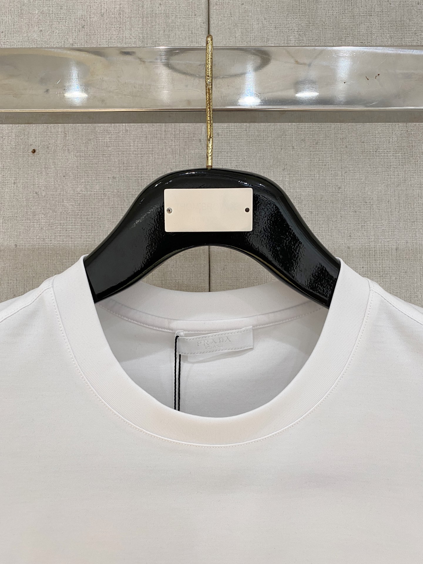  普拉达 2025春夏新款首发专柜最新款圆领短袖 高端订制 设计前卫时尚！品牌logo重工艺设计 高端定