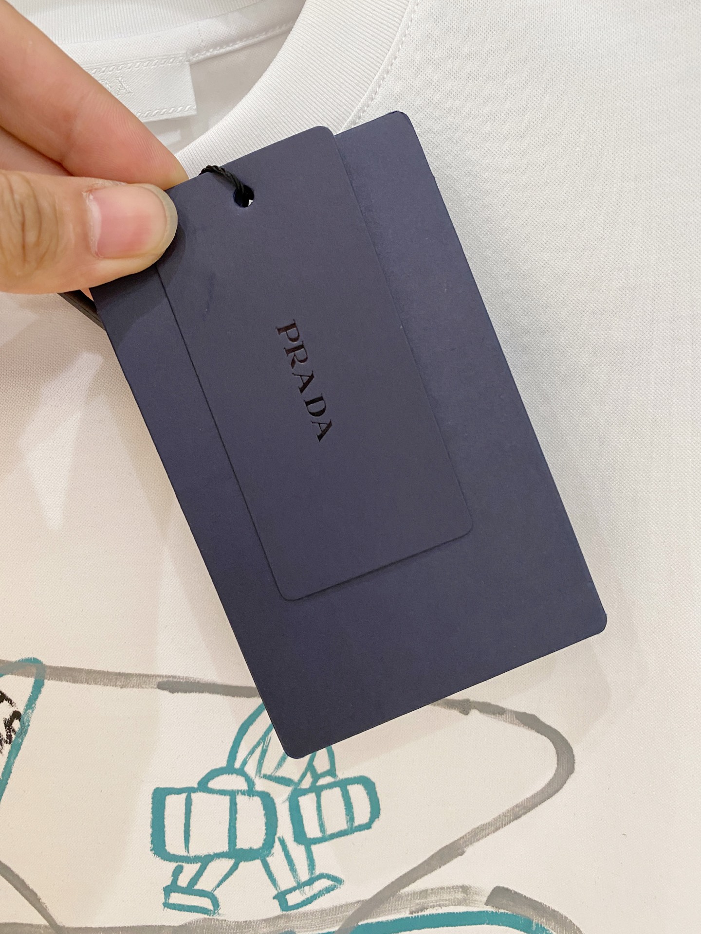  普拉达 2025春夏新款首发专柜最新款圆领短袖 高端订制 设计前卫时尚！品牌logo重工艺设计 高端定