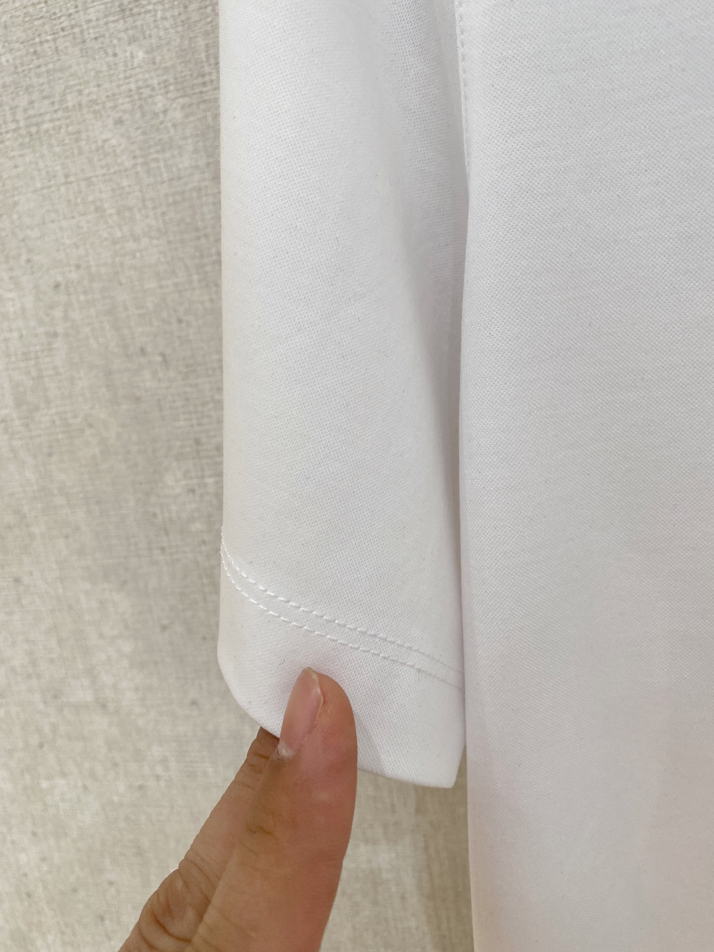  普拉达 2025春夏新款首发专柜最新款圆领短袖 高端订制 设计前卫时尚！品牌logo重工艺设计 高端定