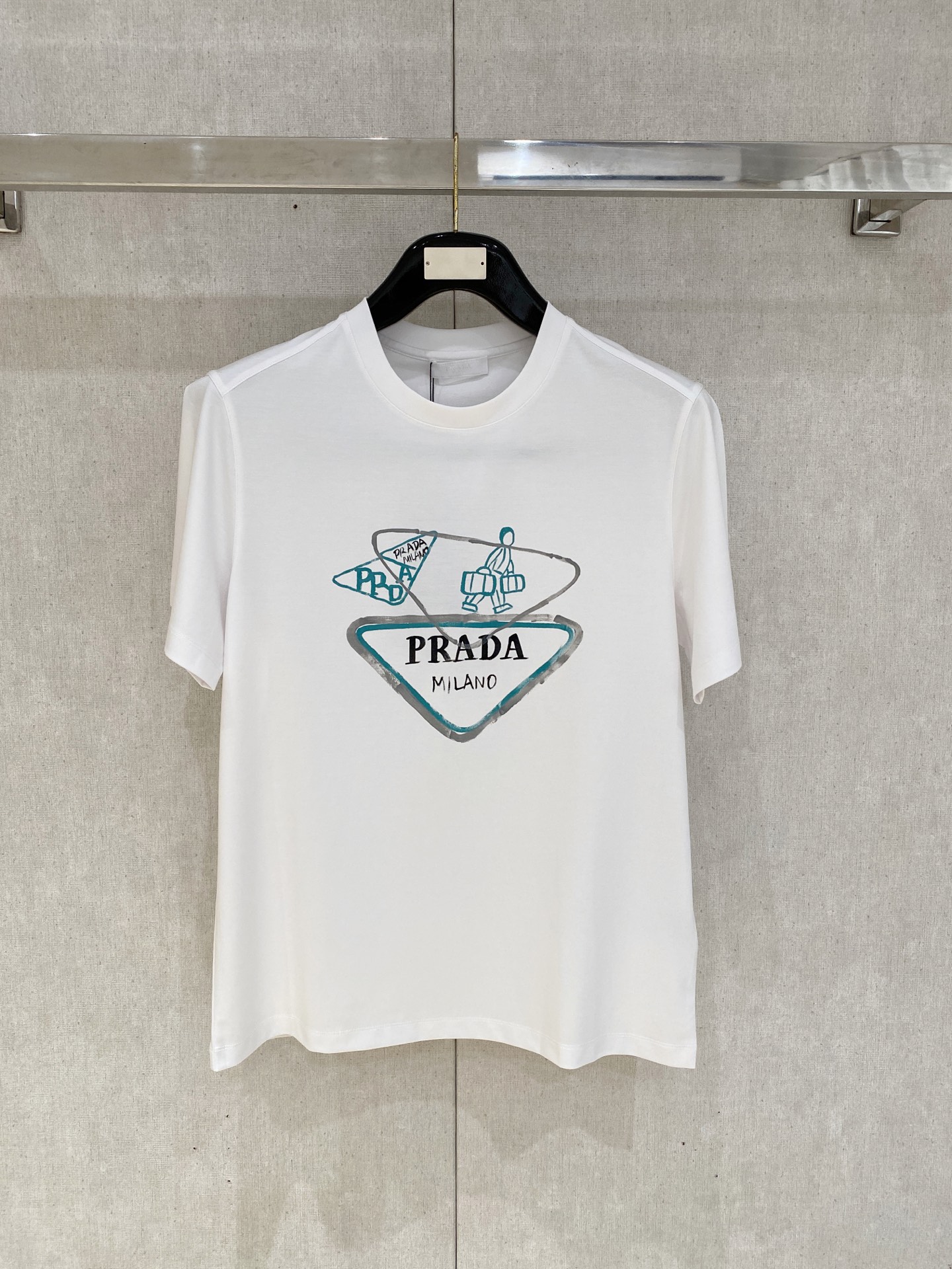  普拉达 2025春夏新款首发专柜最新款圆领短袖 高端订制 设计前卫时尚！品牌logo重工艺设计 高端定