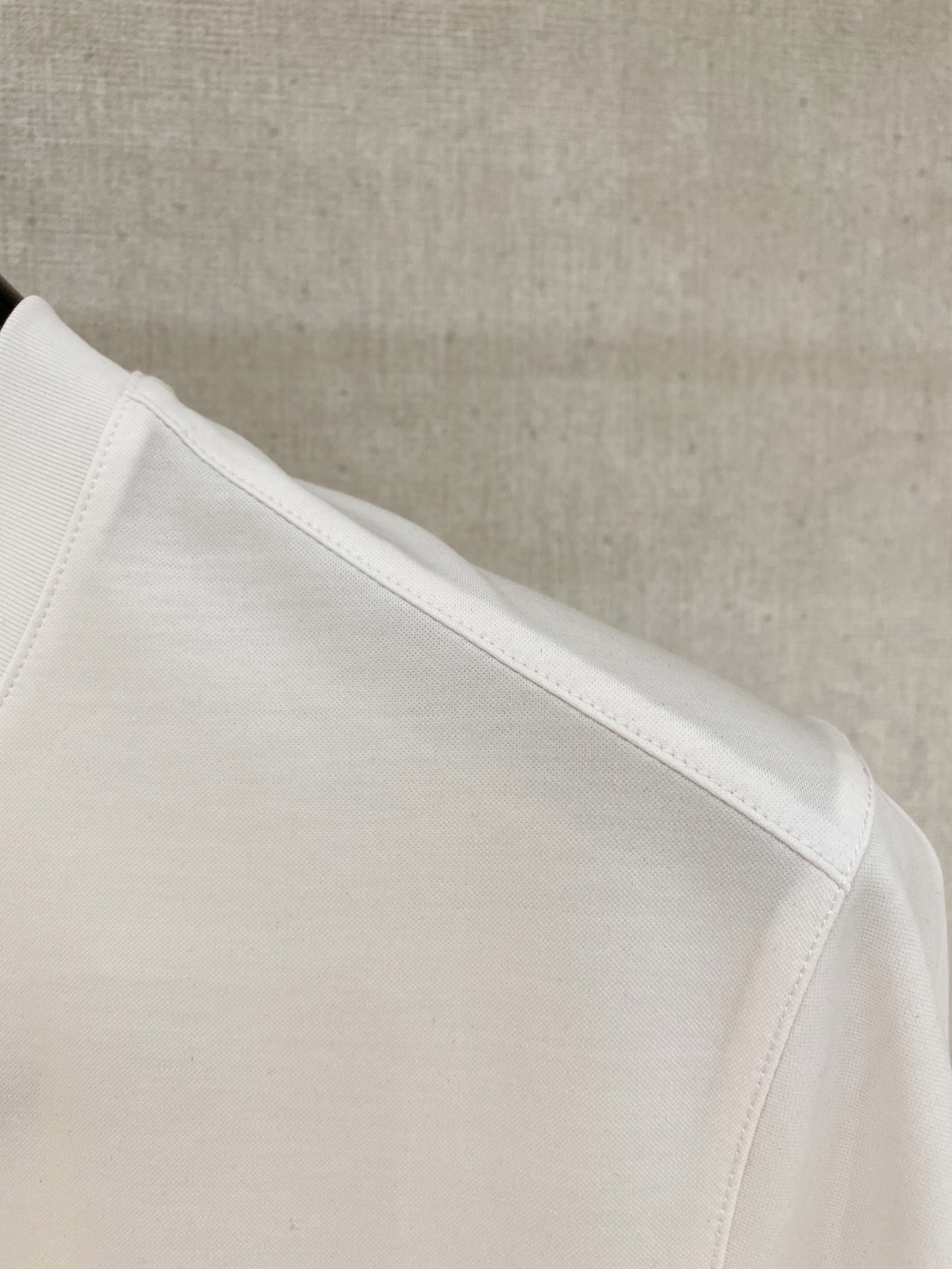  罗意威  2025春夏新款首发专柜最新款圆领短袖 高端订制 设计前卫时尚！品牌logo重工艺设计 高端