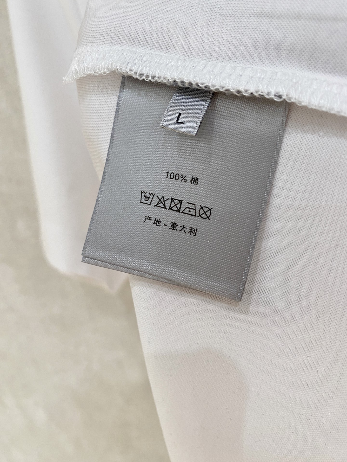  迪奥 2025春夏新款首发专柜最新款圆领短袖 高端订制 设计前卫时尚！品牌logo重工艺设计 高端定制