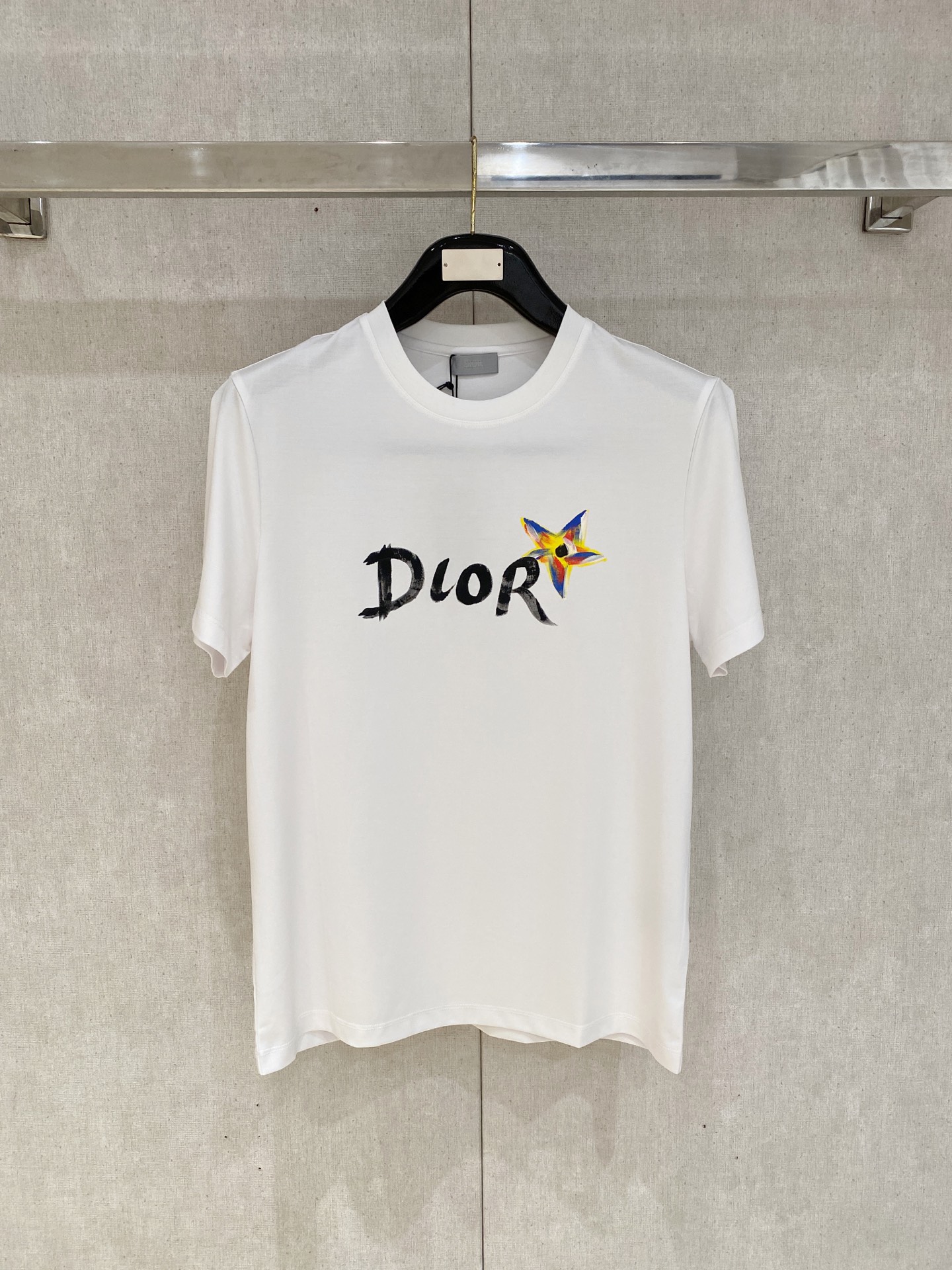  迪奥 2025春夏新款首发专柜最新款圆领短袖 高端订制 设计前卫时尚！品牌logo重工艺设计 高端定制