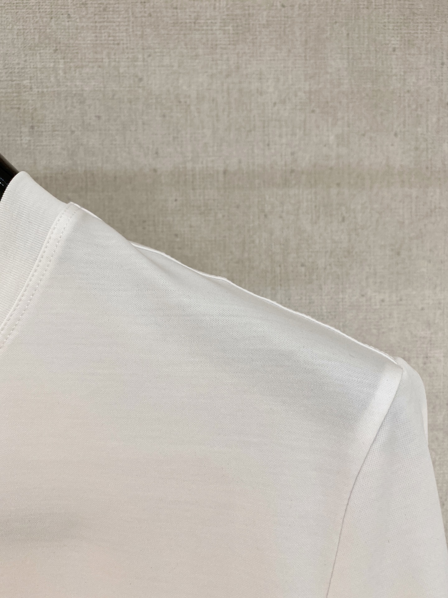  迪奥 2025春夏新款首发专柜最新款圆领短袖 高端订制 设计前卫时尚！品牌logo重工艺设计 高端定制