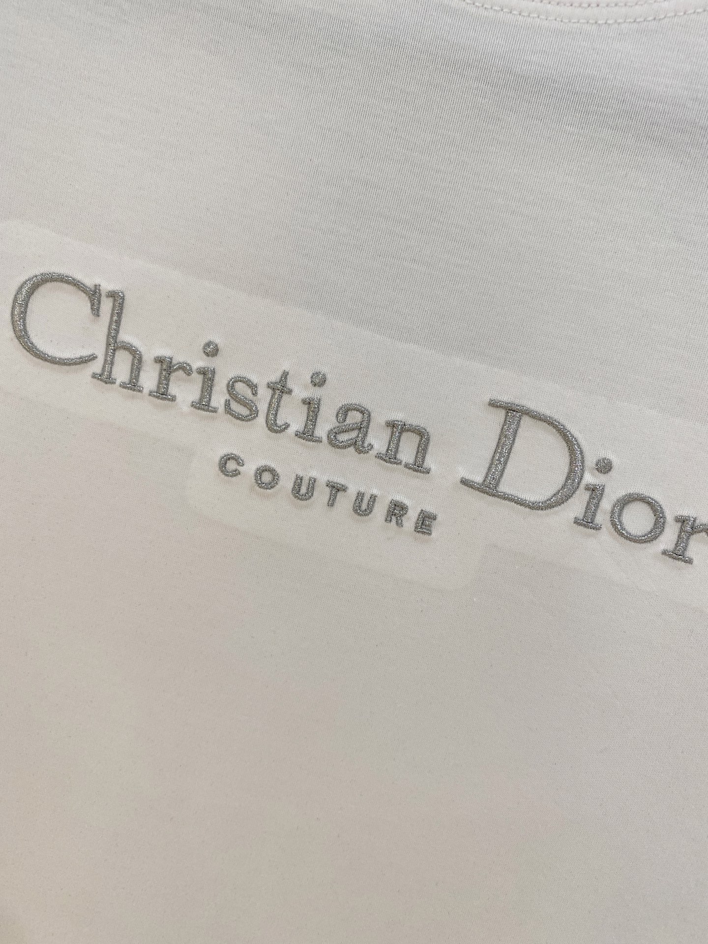  迪奥 2025春夏新款首发专柜最新款圆领短袖 高端订制 设计前卫时尚！品牌logo重工艺设计 高端定制