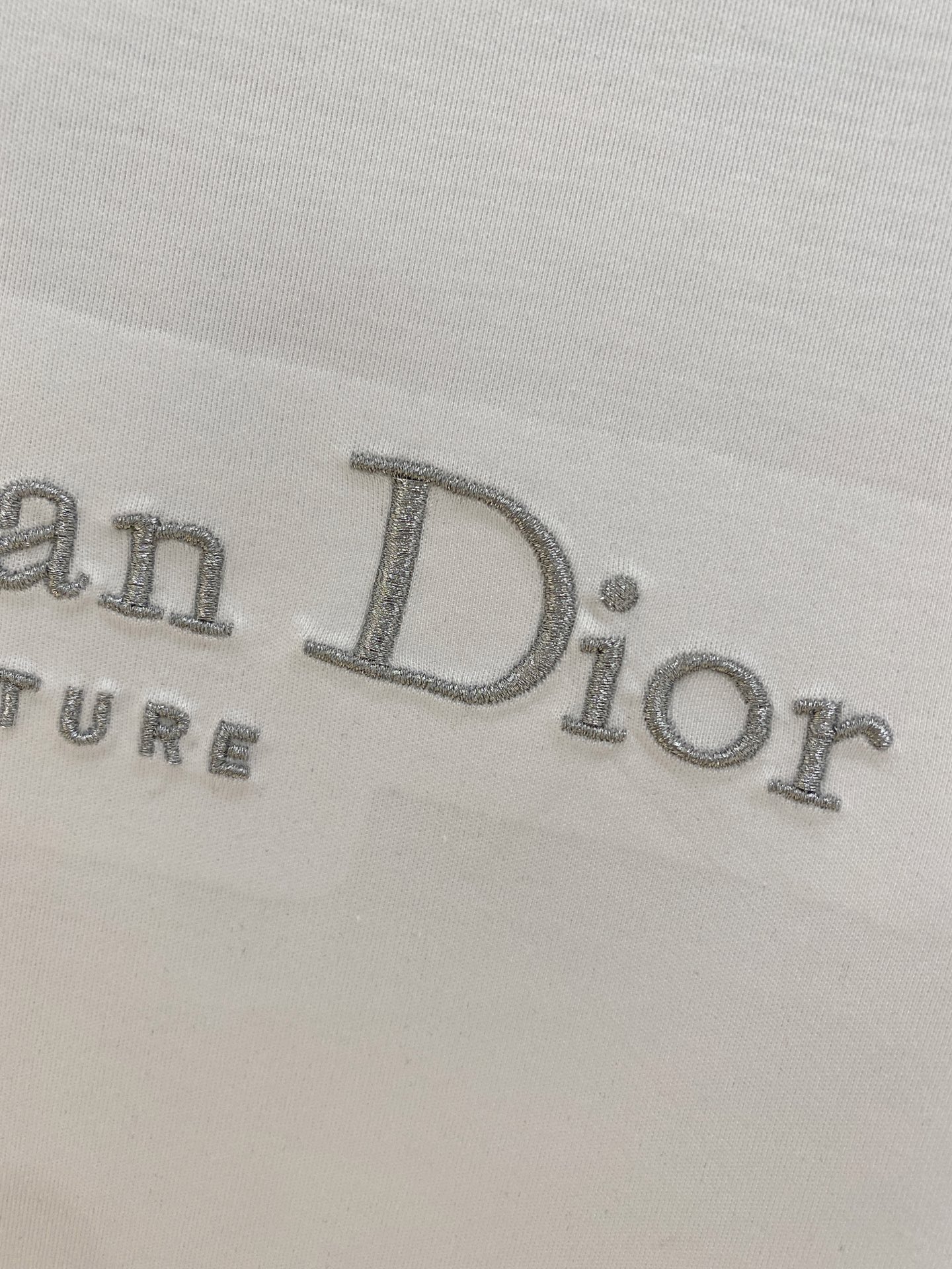  迪奥 2025春夏新款首发专柜最新款圆领短袖 高端订制 设计前卫时尚！品牌logo重工艺设计 高端定制