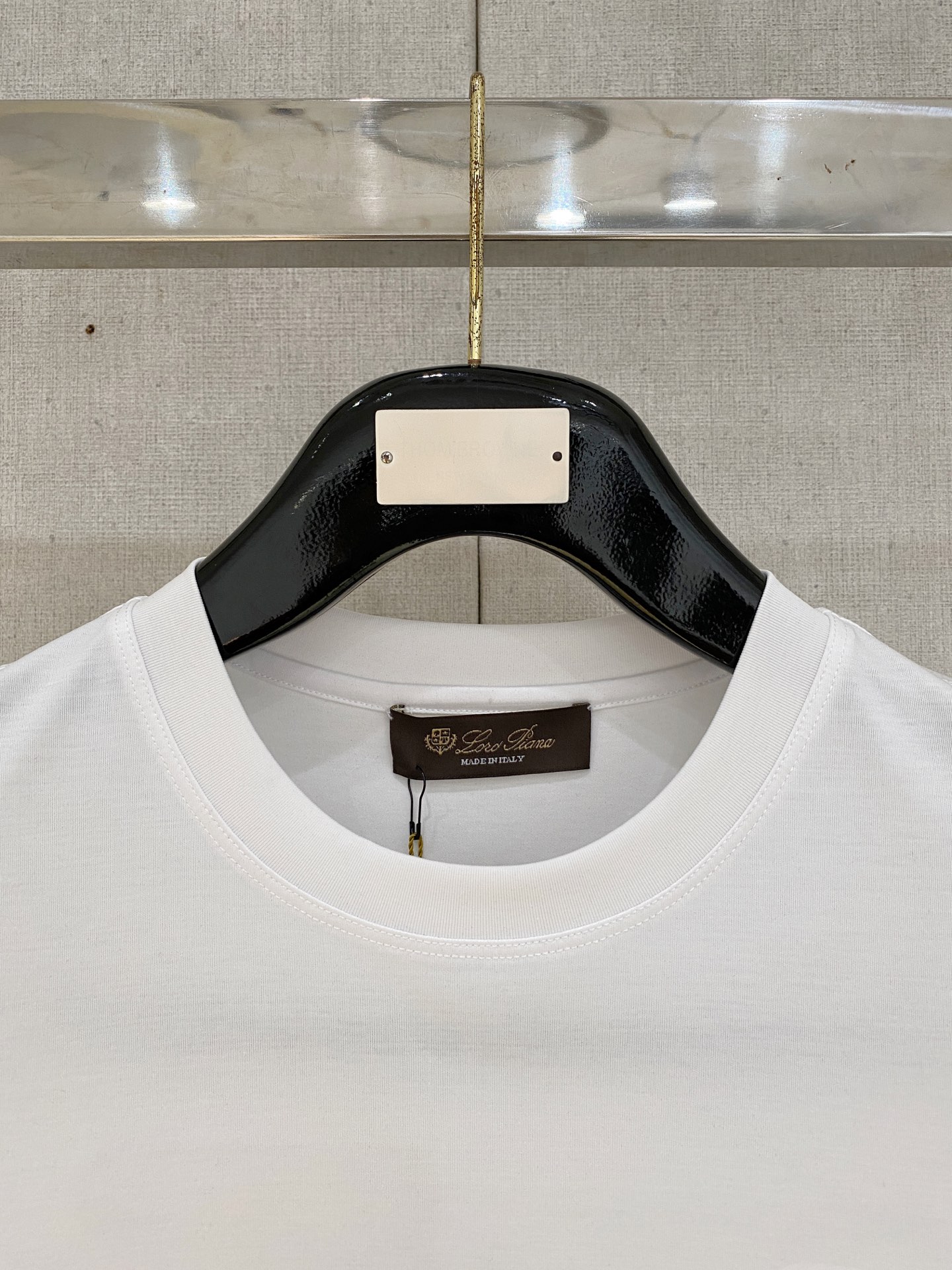  lP🆕 诺悠翩雅 2025春夏新款首发专柜最新款圆领短袖 高端订制 设计前卫时尚！品牌logo重工艺设