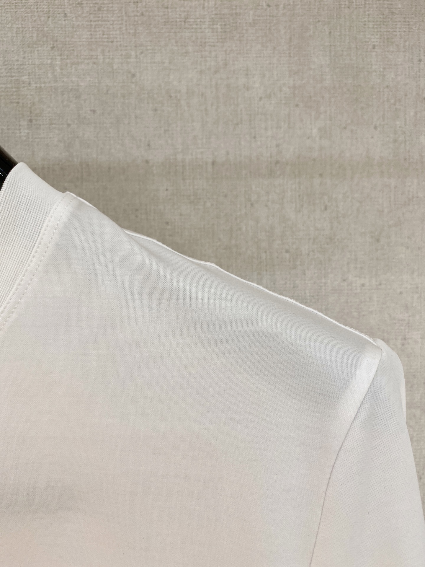  阿玛尼 2025春夏新款首发专柜最新款圆领短袖 高端订制 设计前卫时尚！品牌logo重工艺设计 高端定