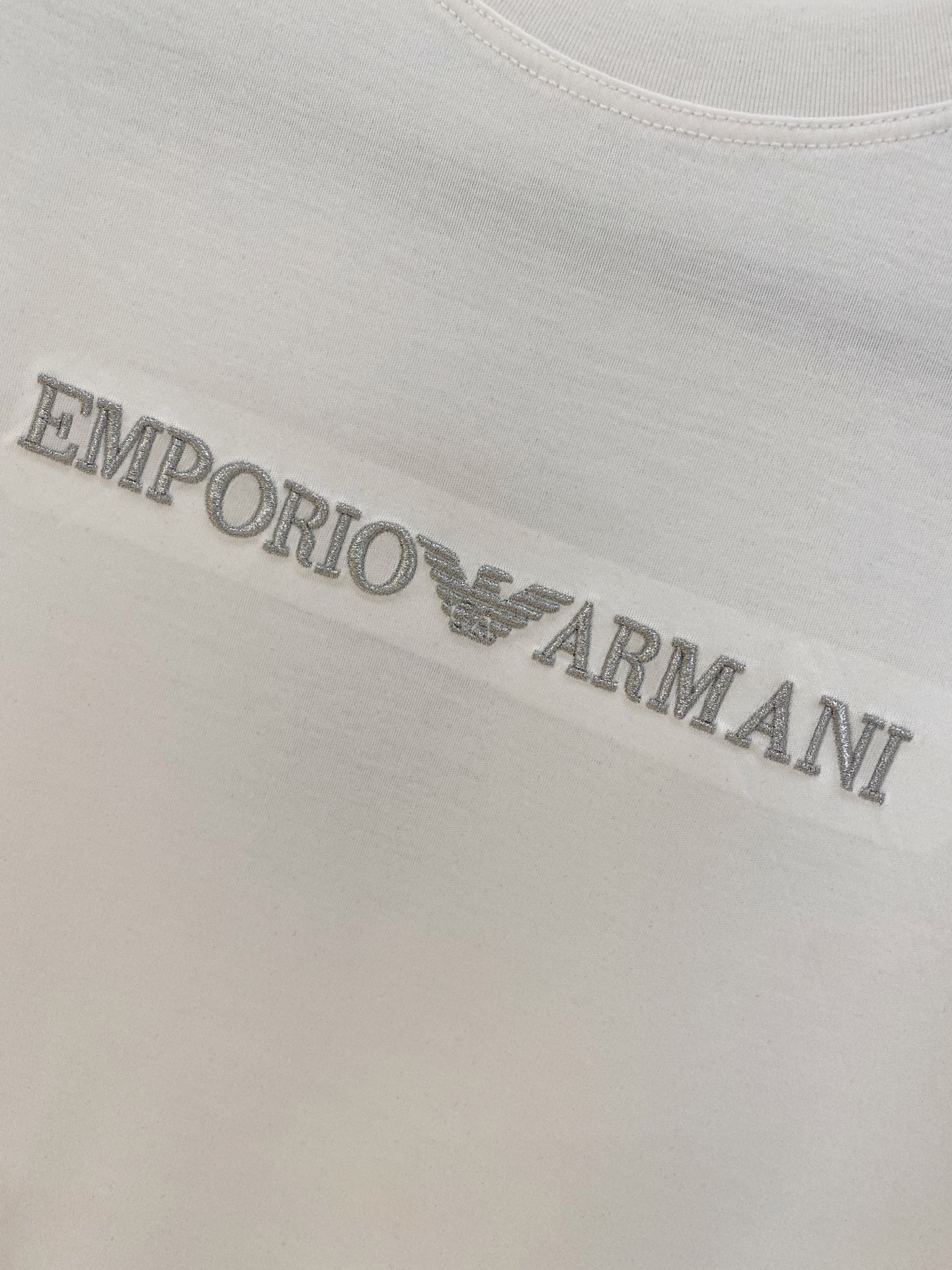  阿玛尼 2025春夏新款首发专柜最新款圆领短袖 高端订制 设计前卫时尚！品牌logo重工艺设计 高端定