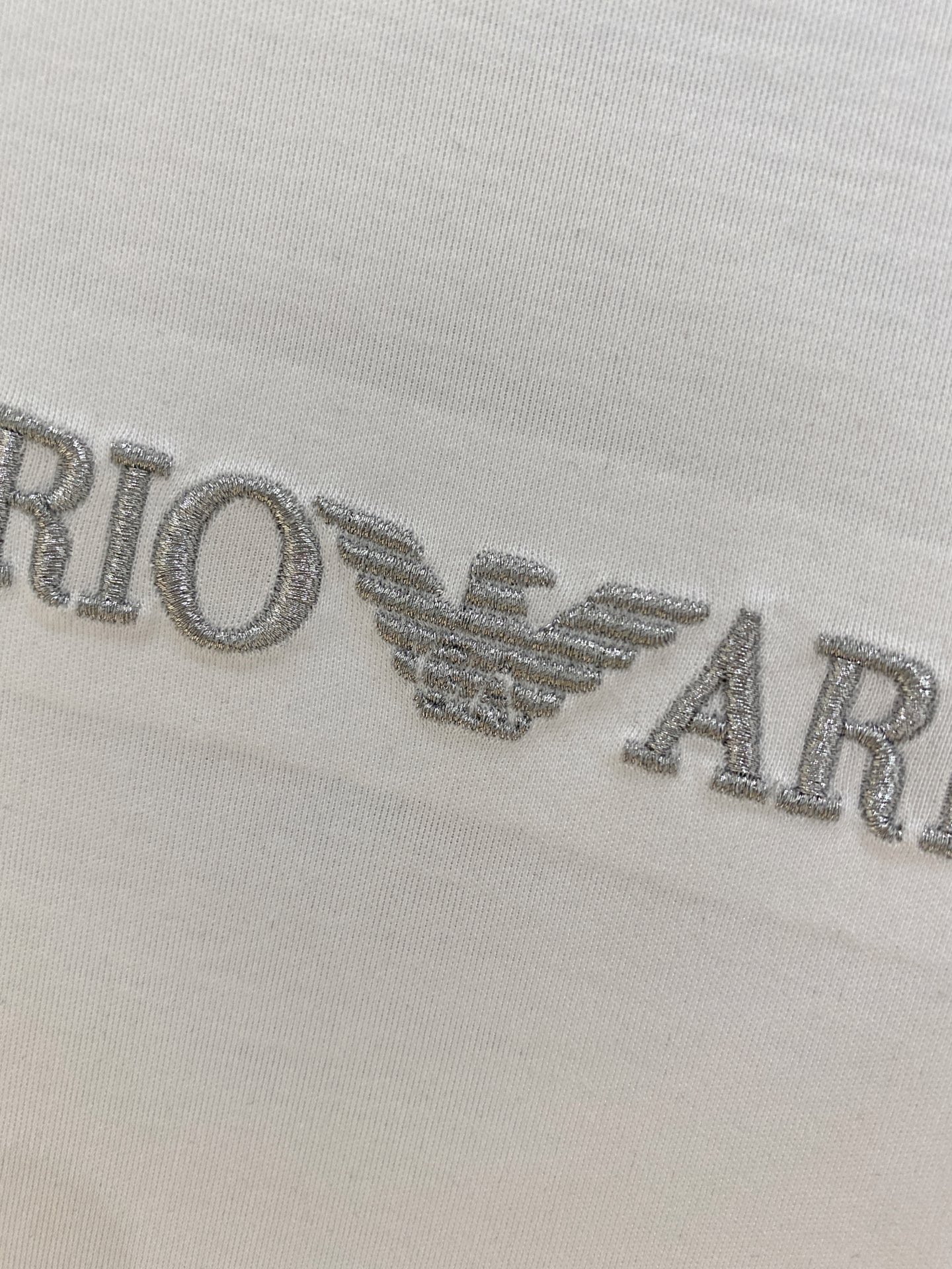  阿玛尼 2025春夏新款首发专柜最新款圆领短袖 高端订制 设计前卫时尚！品牌logo重工艺设计 高端定