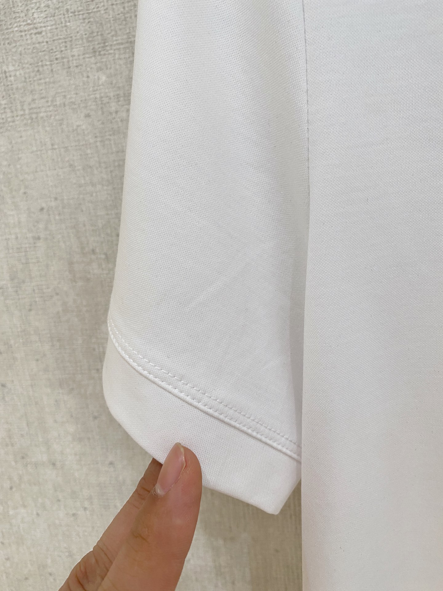  阿玛尼 2025春夏新款首发专柜最新款圆领短袖 高端订制 设计前卫时尚！品牌logo重工艺设计 高端定