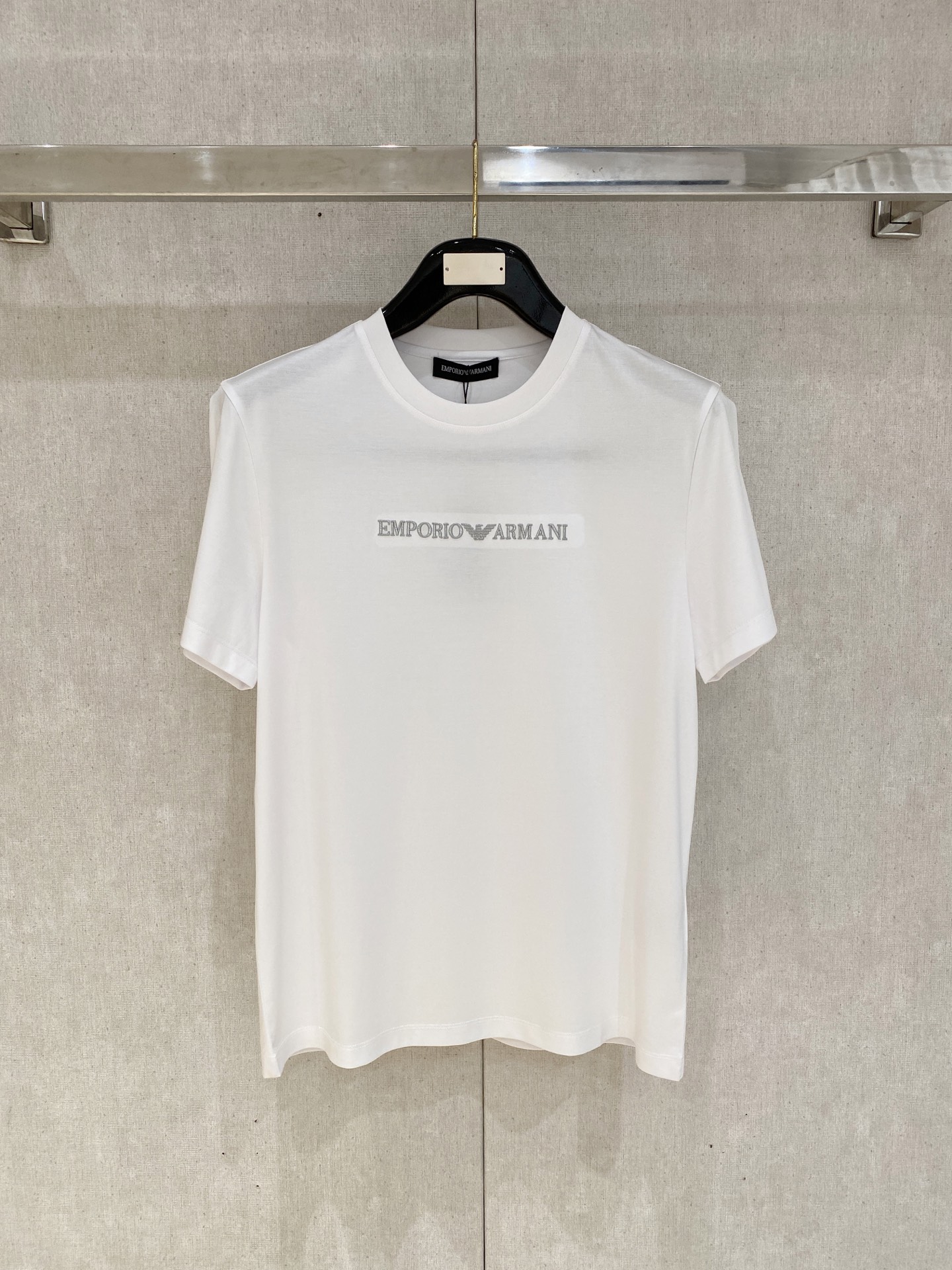  阿玛尼 2025春夏新款首发专柜最新款圆领短袖 高端订制 设计前卫时尚！品牌logo重工艺设计 高端定