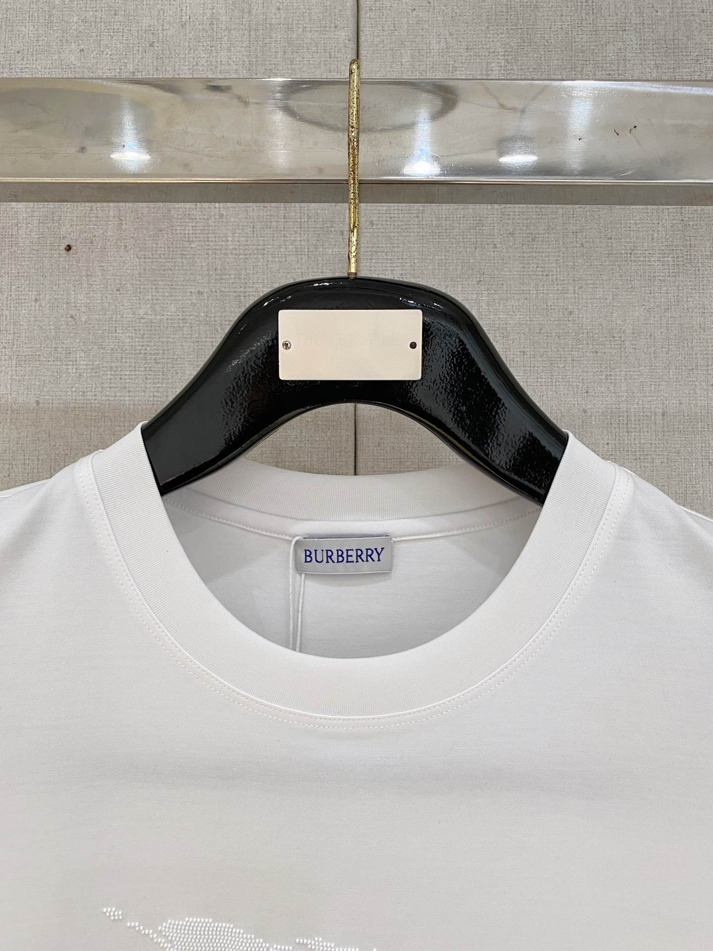  巴宝莉 2025春夏新款首发专柜最新款圆领短袖 高端订制 设计前卫时尚！品牌logo重工艺设计 高端定