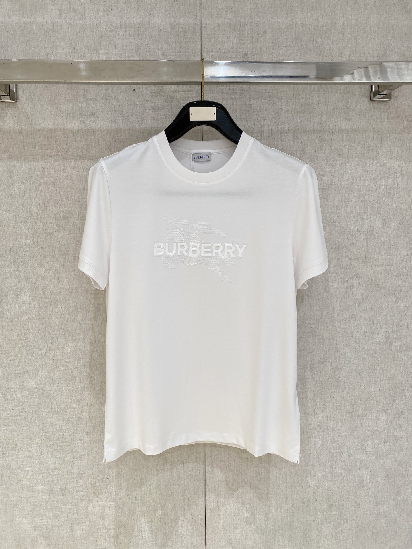  巴宝莉 2025春夏新款首发专柜最新款圆领短袖 高端订制 设计前卫时尚！品牌logo重工艺设计 高端定