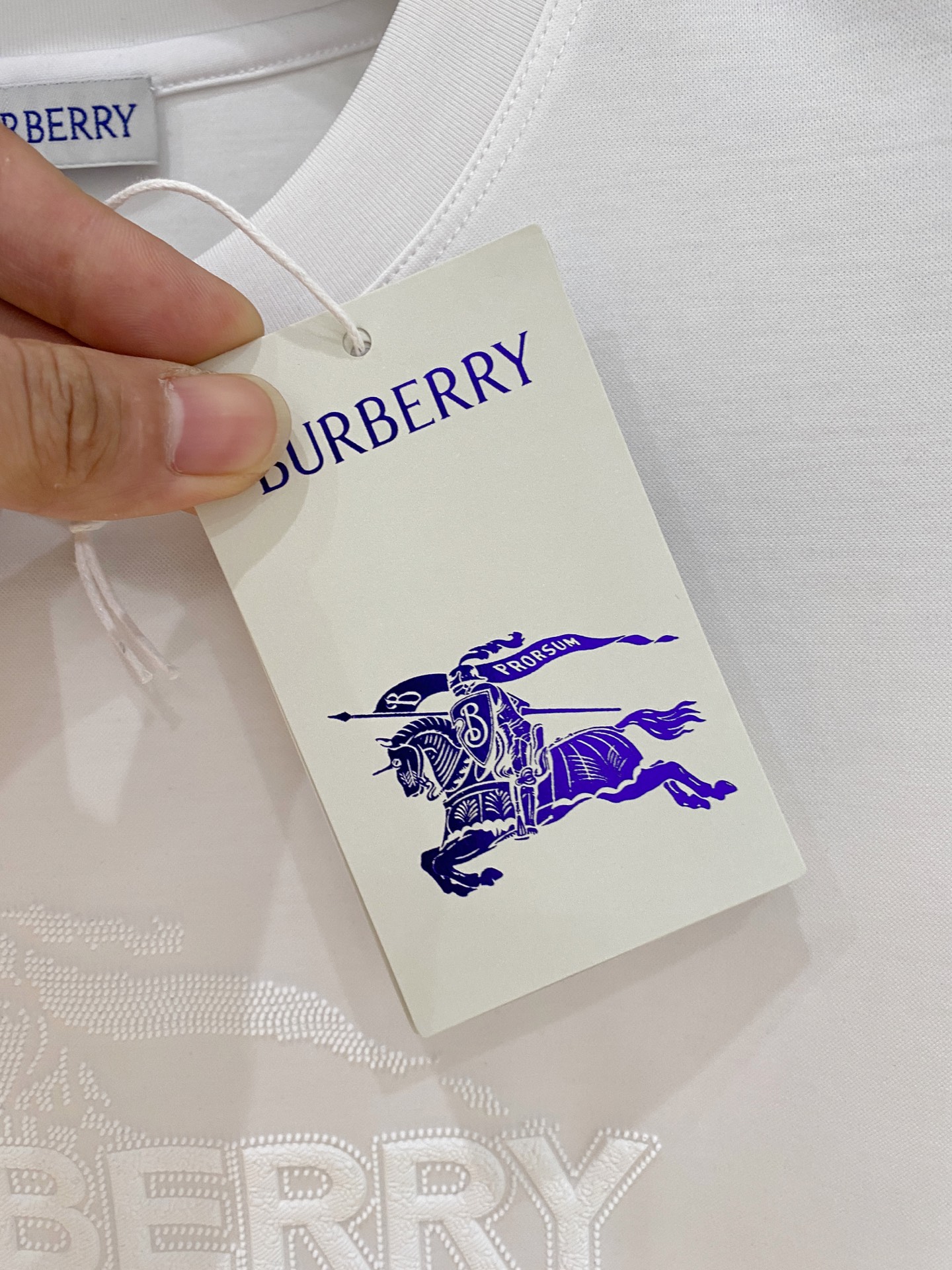  巴宝莉 2025春夏新款首发专柜最新款圆领短袖 高端订制 设计前卫时尚！品牌logo重工艺设计 高端定