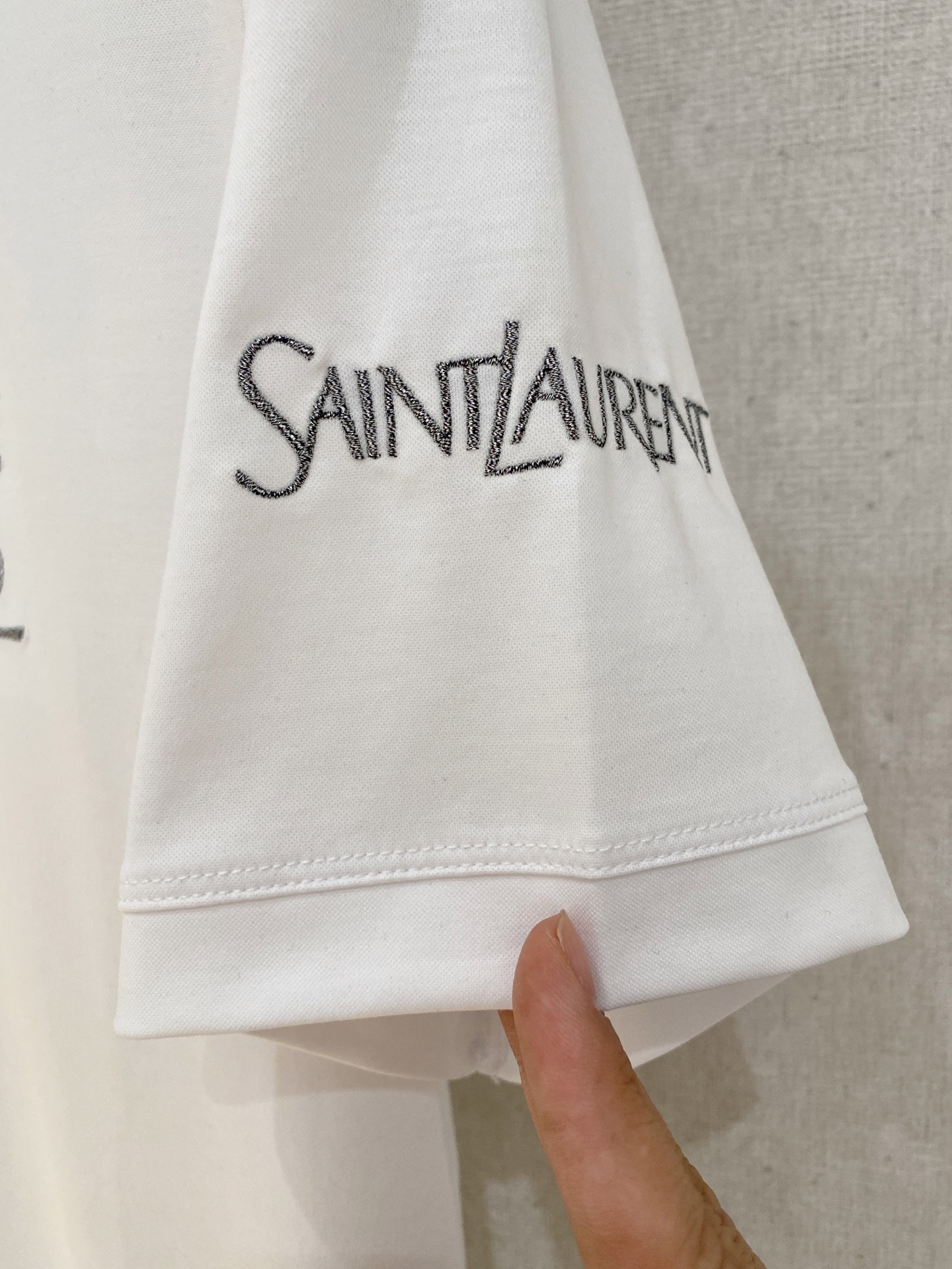  圣罗兰 2025春夏新款首发专柜最新款圆领短袖 高端订制 设计前卫时尚！品牌logo重工艺设计 高端定