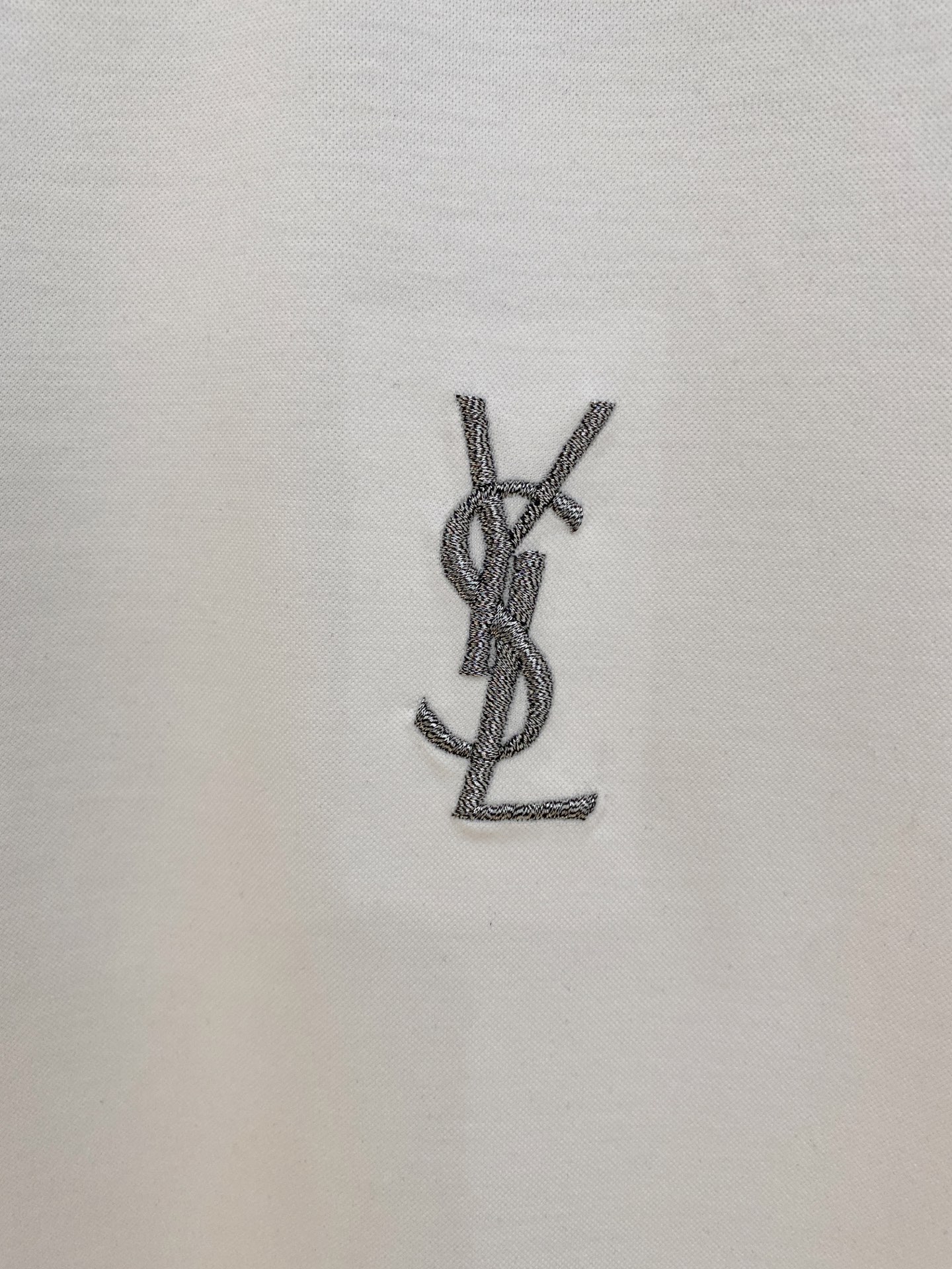  圣罗兰 2025春夏新款首发专柜最新款圆领短袖 高端订制 设计前卫时尚！品牌logo重工艺设计 高端定