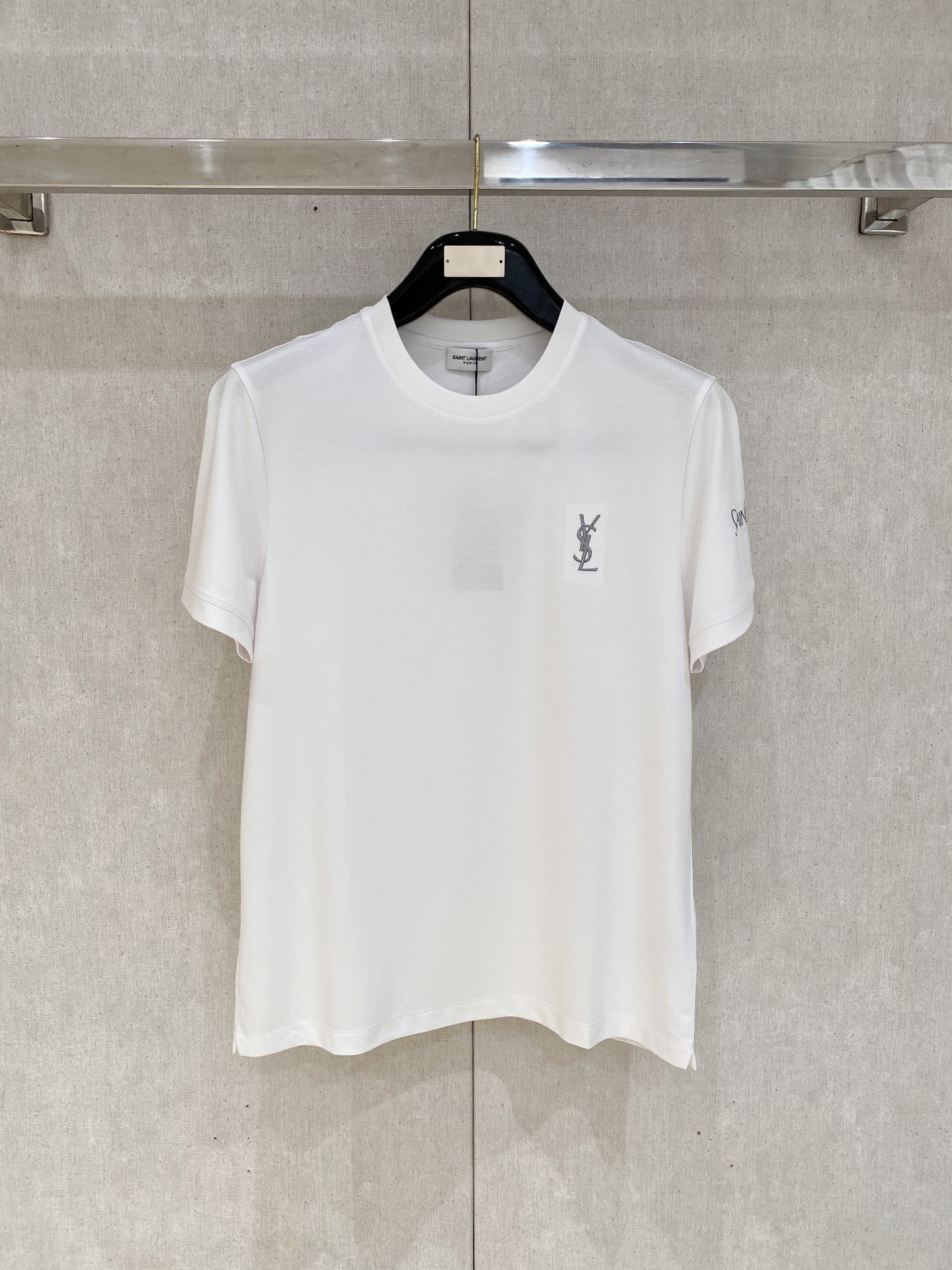  圣罗兰 2025春夏新款首发专柜最新款圆领短袖 高端订制 设计前卫时尚！品牌logo重工艺设计 高端定