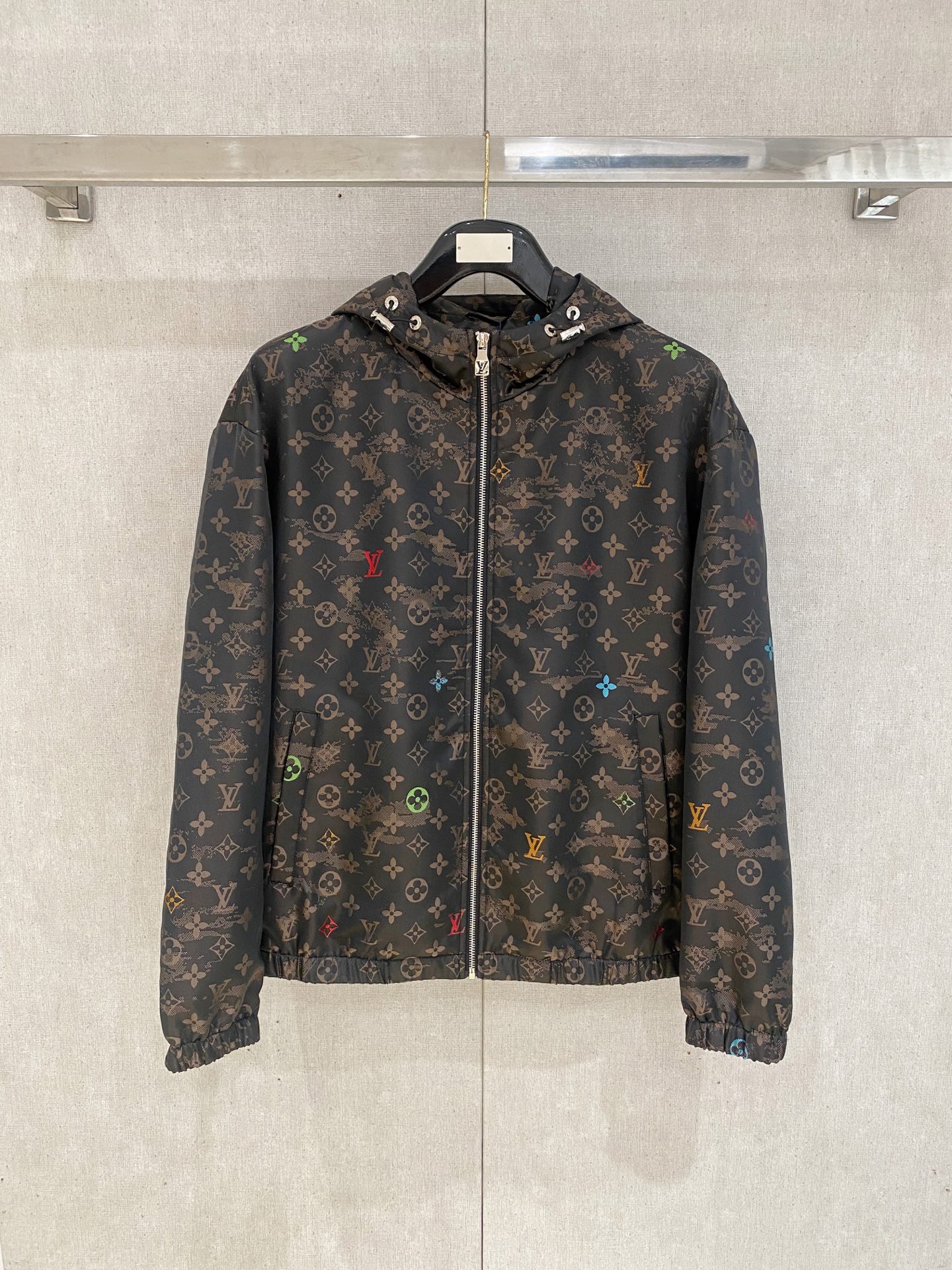 NO:538101,The same model on the official website, complete with three standards!  2025 autumn and winter new men's jacket, fashionable and casual high-end version!  Customized fabrics for counters are breathable and comfortable, with impeccable details, and the brand element design concept reflects high quality. The feel is delicate and soft!  It is casually cut, with a great upper body style!  Code number M-3Xl.,,louis vuitton,jackets & coats,jackets & coats,alexander wang19860909lv 官网同款,三标齐全！2025秋冬新款男士夹克外套,时尚休闲高端版本！专柜定制面料 透气舒适度高,细节无可挑剔,品牌元素设计理念,体现高品质.手感细腻柔软！呈现休闲裁剪,上身版型超赞！码数M-3Xl .,,louis vuitton,jackets & coats,jackets & coats,alexander wang,Men's clothing