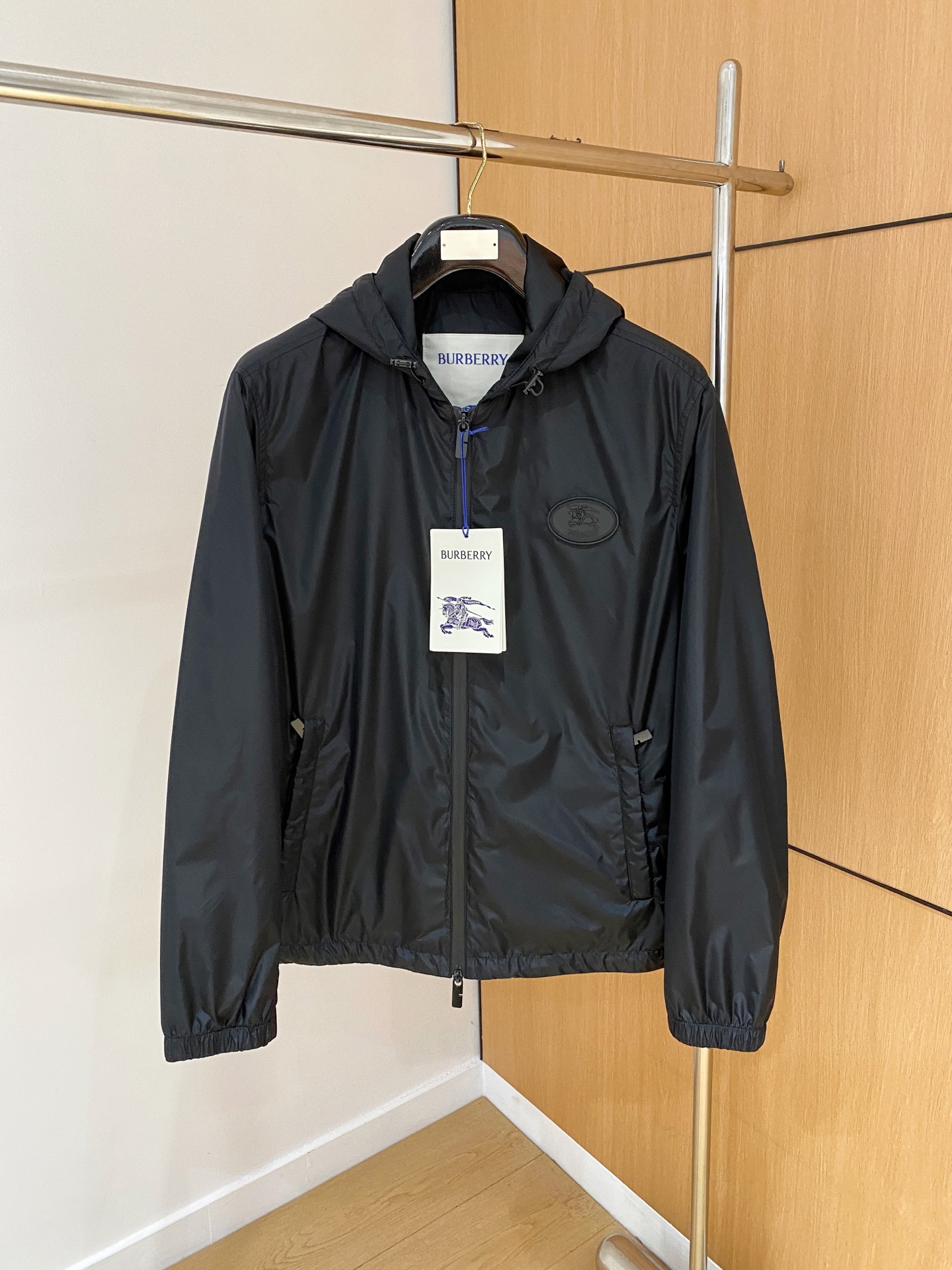NO:954817,Burberry's new 2026 SS autumn and winter Burberry cotton hooded jacket is available on the official website at the same time. The original hardware is complete with three standards, the original order is very good, and it is produced by the original factory. The fabric is customized at the counter, the details are impeccable, and the professional purchase level reflects the high quality. It feels delicate and soft!  It presents a casual cut and the upper body shape is awesome!  Color Black Green Size M-XXXL,,burberry,burberry,jackets & coats,jackets & coats,hats,19860909巴宝莉2026SS秋冬新品Burberry加棉连帽夹克外套 官网同步有售,原版五金三标齐全,原单狠货,原厂代工出品.专柜定制面料,细节无可挑剔,专业代购级体现高品质.手感细腻柔软！呈现休闲裁剪,上身版型超赞！ 颜色黑色 绿色 尺码M-XXXL,,burberry,burberry,jackets & coats,jackets & coats,hats,,Men's clothing