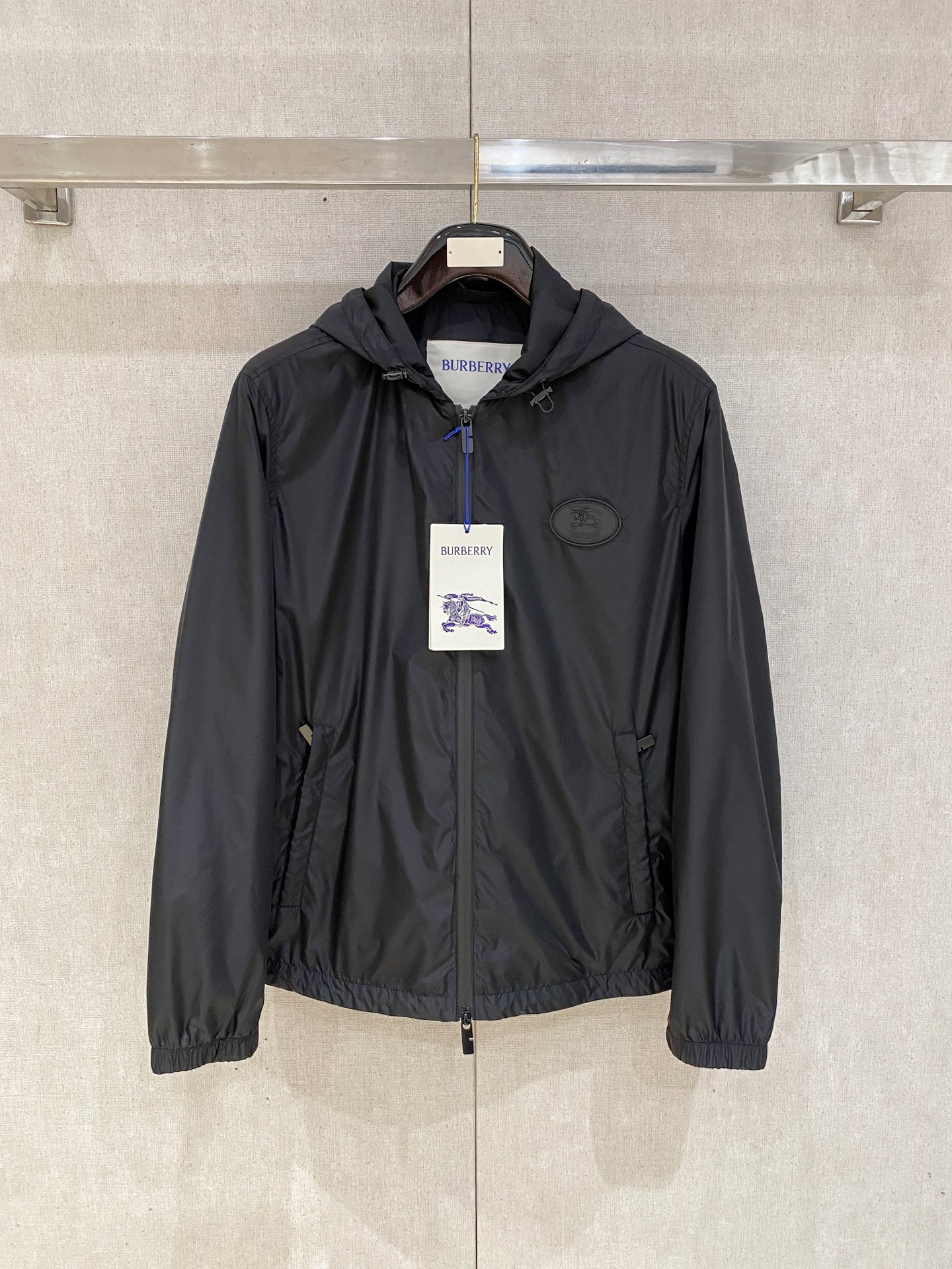 Chaqueta Ligera con Capucha Burberry para Hombre | Estilo y Comodidad