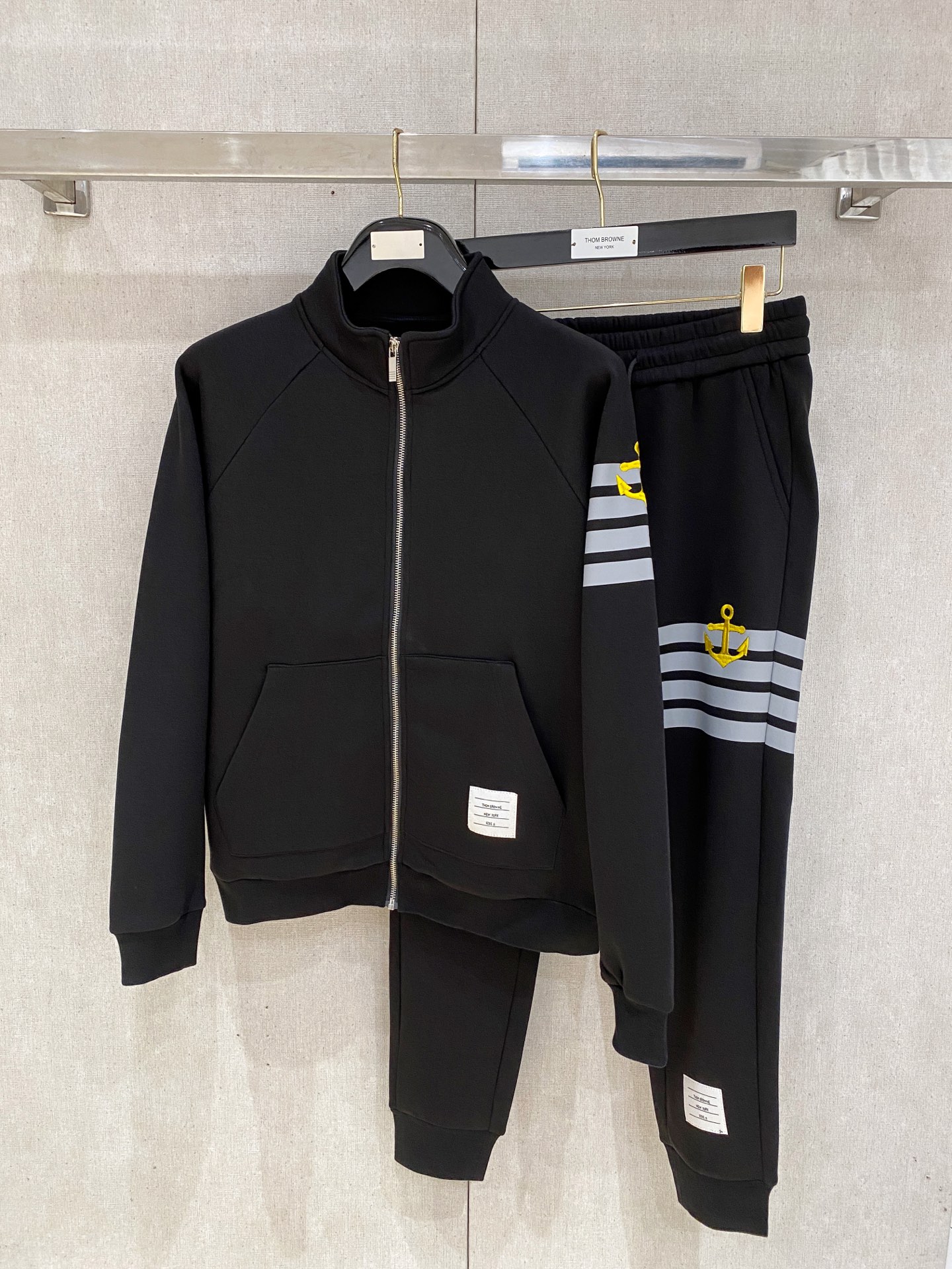 NO:539981,TB* top fleece set style 2025 autumn and winter style top imported private goods, perfect inside, comfortable upper body, no thorny feeling, high-end custom imported fabric arrangement craft zipper cardigan set, the counter style is fashionable and luxurious, the quality is unquestionable, the upper body effect is super luxurious official website same style, style counter size M-xxxl,,alexander wang19860909TB*顶级加绒套装版型 2025秋冬款顶级进口私货,内里完美包边,上身舒服 无刺感 高端定制进口面料 排列工艺拉链开衫套装,专柜款时尚不失奢华 品质毋庸置疑 上身效果超赞奢华官网同款 款式专柜尺码M-xxxl,,alexander wang,Men's clothing