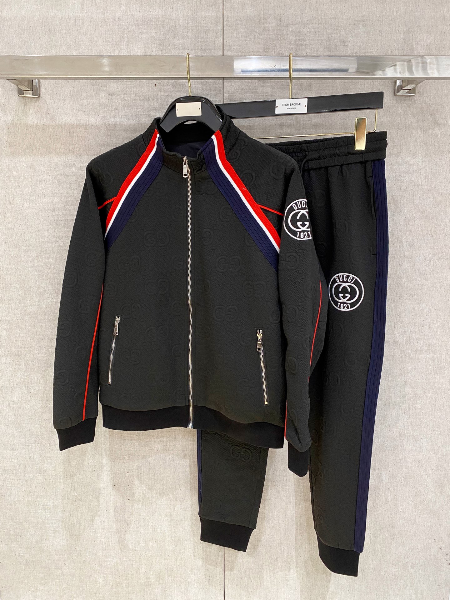 NO:539979,Guqi* top-level set style 2025 autumn and winter style top-level imported private goods, perfect inside, comfortable upper body, no thorny feeling, high-end custom imported fabric, arrangement craft zipper cardigan suit, the counter style is fashionable and luxurious, the quality is unquestionable, the upper body effect is super luxurious official website same style, style counter size M-xxxl,,alexander wang19860909古奇*顶级套装版型 2025秋冬款顶级进口私货,内里完美包边,上身舒服 无刺感 高端定制进口面料 排列工艺拉链开衫套装,专柜款时尚不失奢华 品质毋庸置疑 上身效果超赞奢华官网同款 款式专柜尺码M-xxxl,,alexander wang,Men's clothing