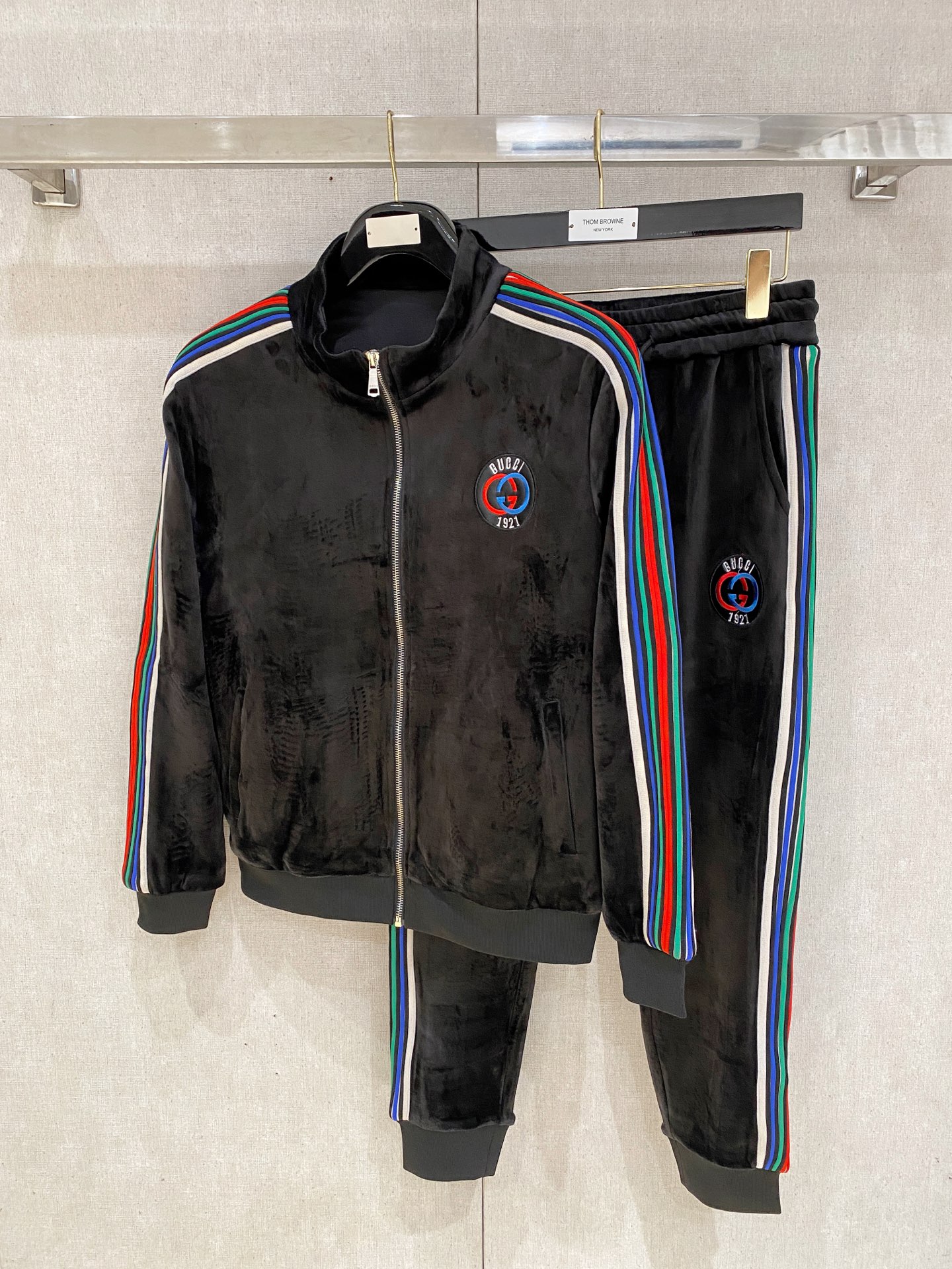 NO:539977,Guqi* top gold velvet suit style 2025 autumn and winter style top imported private goods, perfect inside, comfortable upper body, no thorny feeling, high-end custom imported fabric arrangement craft zipper cardigan suit, the counter style is fashionable and luxurious, the quality is unquestionable, the upper body effect is super luxurious official website same style, style counter size M-xxxl,,alexander wang19860909古奇*顶级金丝绒套装版型 2025秋冬款顶级进口私货,内里完美包边,上身舒服 无刺感 高端定制进口面料 排列工艺拉链开衫套装,专柜款时尚不失奢华 品质毋庸置疑 上身效果超赞奢华官网同款 款式专柜尺码M-xxxl,,alexander wang,Men's clothing