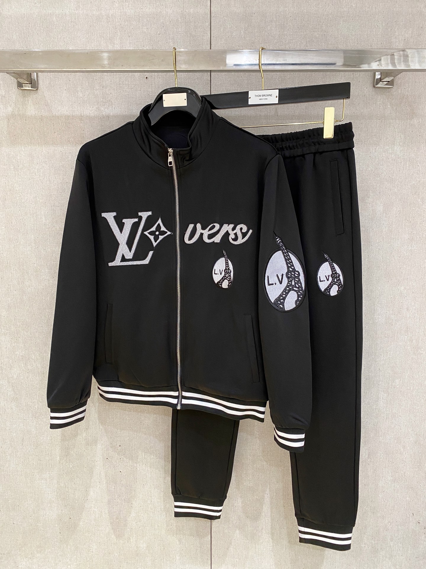 NO:539975,Lv* top set style 2025 autumn and winter style top imported private goods, perfect inside, comfortable upper body, no thorny feeling, high-end custom imported fabric, arrangement craft zipper cardigan set, counter style fashionable and luxurious, unquestionable quality, excellent upper body effect is excellent and luxurious official website same style, style counter size M-xxxl,,louis vuitton,alexander wang19860909Lv*顶级套装版型 2025秋冬款顶级进口私货,内里完美包边,上身舒服 无刺感 高端定制进口面料 排列工艺拉链开衫套装,专柜款时尚不失奢华 品质毋庸置疑 上身效果超赞奢华官网同款 款式专柜尺码M-xxxl,,louis vuitton,alexander wang,Men's clothing