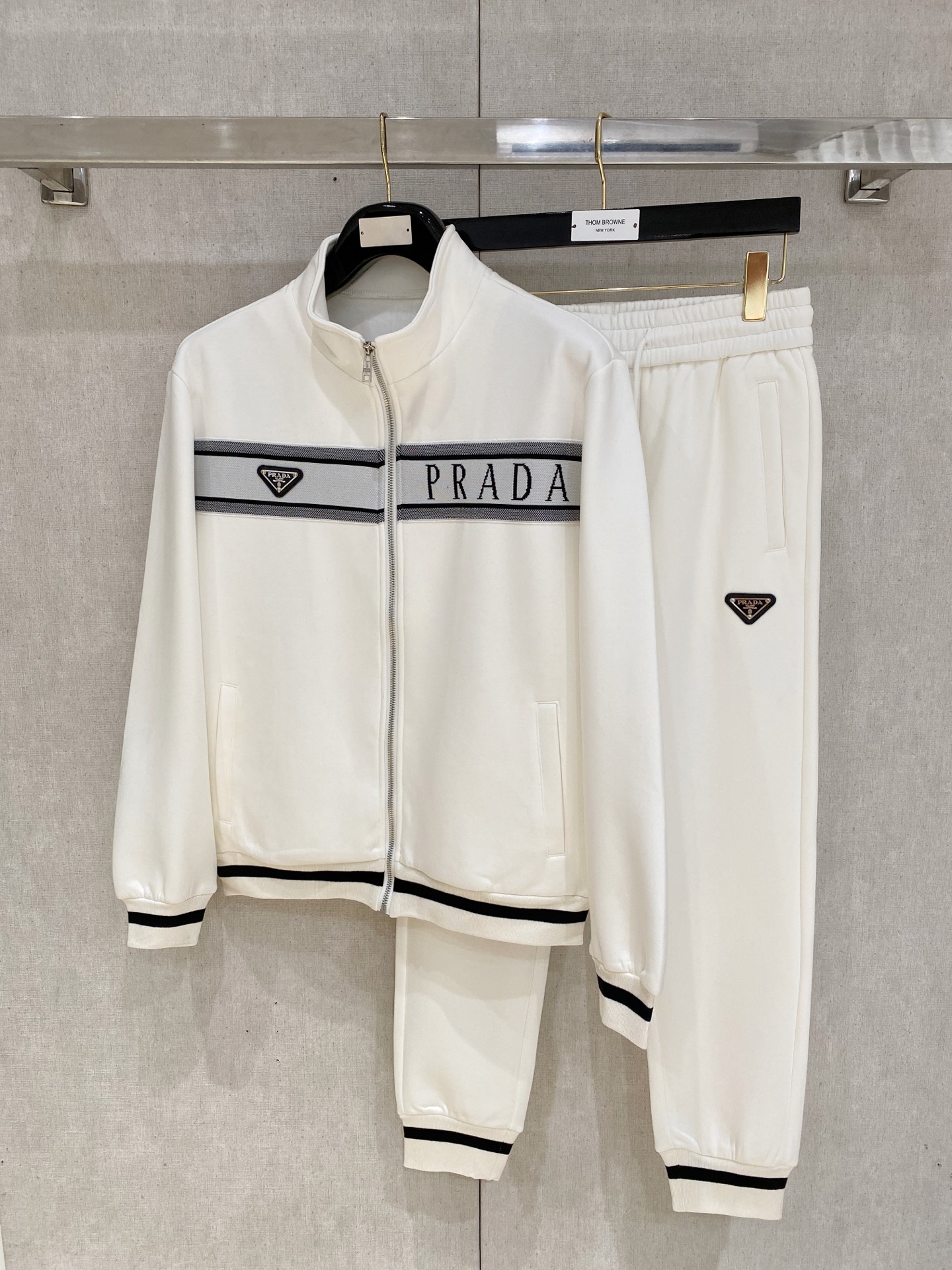 NO:539974,Prada* top fleece set style 2025 autumn and winter style top imported private goods, perfect inside, comfortable upper body, no thorny feeling, high-end custom imported fabric, arrangement craft zipper cardigan set, the counter style is fashionable and luxurious, the quality is unquestionable, the upper body effect is super luxurious official website same style, style counter size M-xxxl,,prada,alexander wang19860909普拉达*顶级加绒套装版型 2025秋冬款顶级进口私货,内里完美包边,上身舒服 无刺感 高端定制进口面料 排列工艺拉链开衫套装,专柜款时尚不失奢华 品质毋庸置疑 上身效果超赞奢华官网同款 款式专柜尺码M-xxxl,,prada,alexander wang,Men's clothing