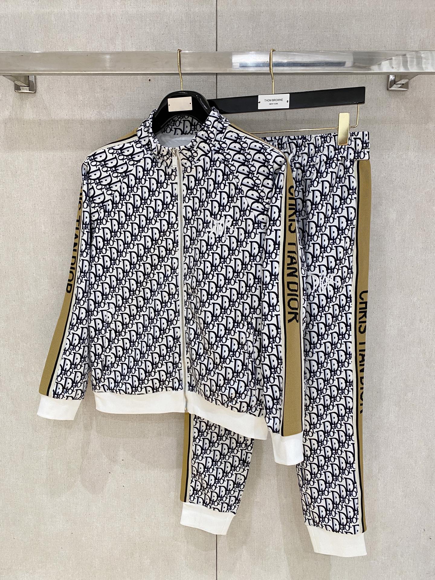 NO:539968,Dior* top set style 2025 autumn and winter style top imported private goods, perfect inside, comfortable upper body, no thorny feeling, high-end custom imported fabric, arrangement craft zipper cardigan suit, the counter style is fashionable and luxurious, the quality is unquestionable, the upper body effect is super luxurious official website same style, style counter size M-xxxl,,dior,alexander wang19860909迪奥*顶级套装版型 2025秋冬款顶级进口私货,内里完美包边,上身舒服 无刺感 高端定制进口面料 排列工艺拉链开衫套装,专柜款时尚不失奢华 品质毋庸置疑 上身效果超赞奢华官网同款 款式专柜尺码M-xxxl,,dior,alexander wang,Men's clothing