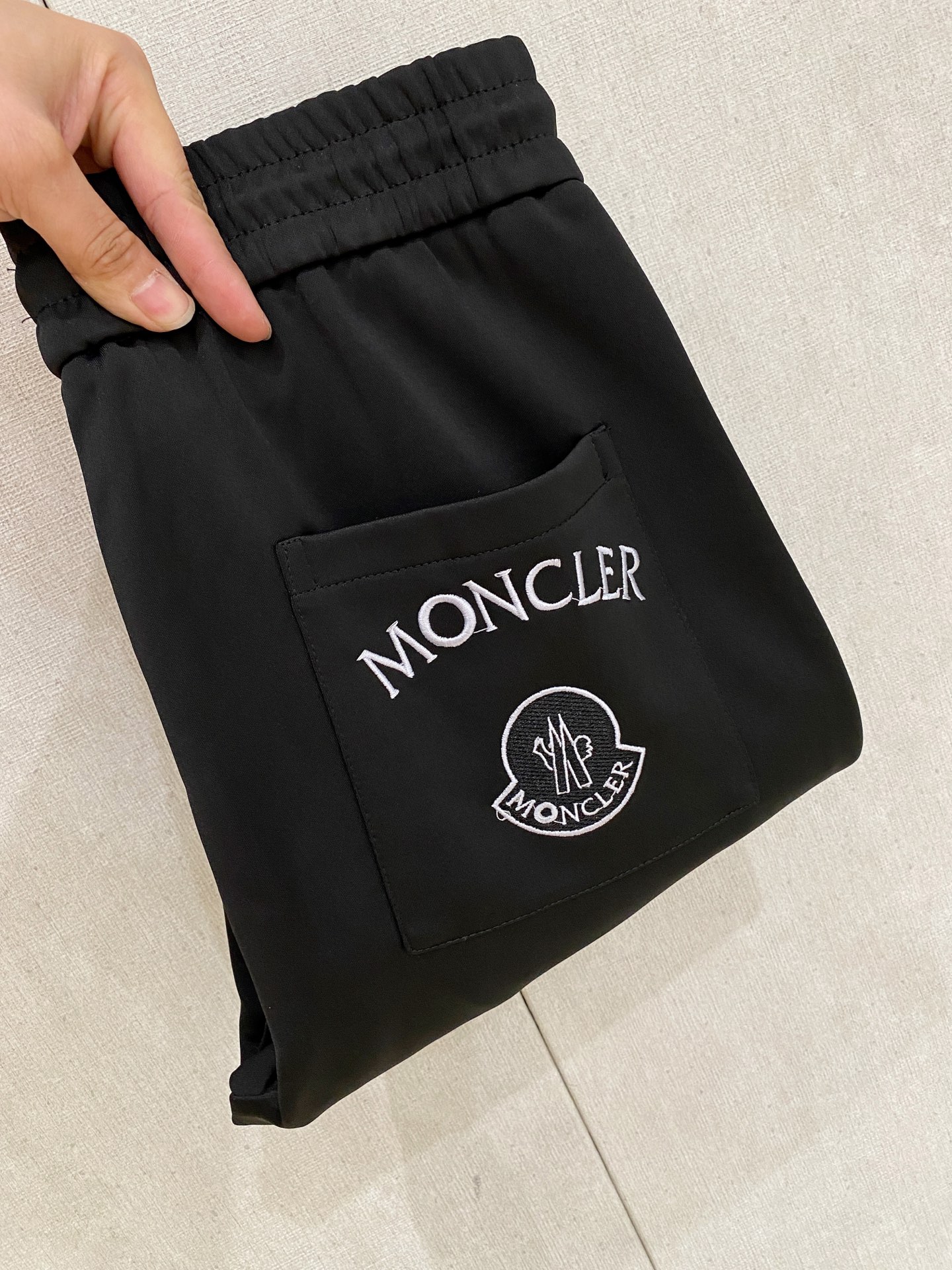 NO:539955,The new men's casual trousers for autumn and winter 2025 high-end products are simple, fashionable and generous. Customized original imported fabrics are simple, neat and refreshing. The quality workmanship details can stand any form of test. They are simple, generous and versatile. The upper body is elegant and handsome, and the new visual feel is refreshing!  He has invincible appearance, excellent details, and is not picky about others!  Code number M-3xL, Moncler, alexander wang19860909蒙口 2025秋冬新款男士休闲长裤 高端货简洁时尚大方 定制原版进口面料 简洁利落又清爽 品质做工细节经得起任何形式检验,简约大方百搭款 上身优雅帅气,焕然一新的即视感！品相无敌,细节都很到位,上身不挑人！ 码数M-3xL,,Moncler,alexander wang,Men's clothing