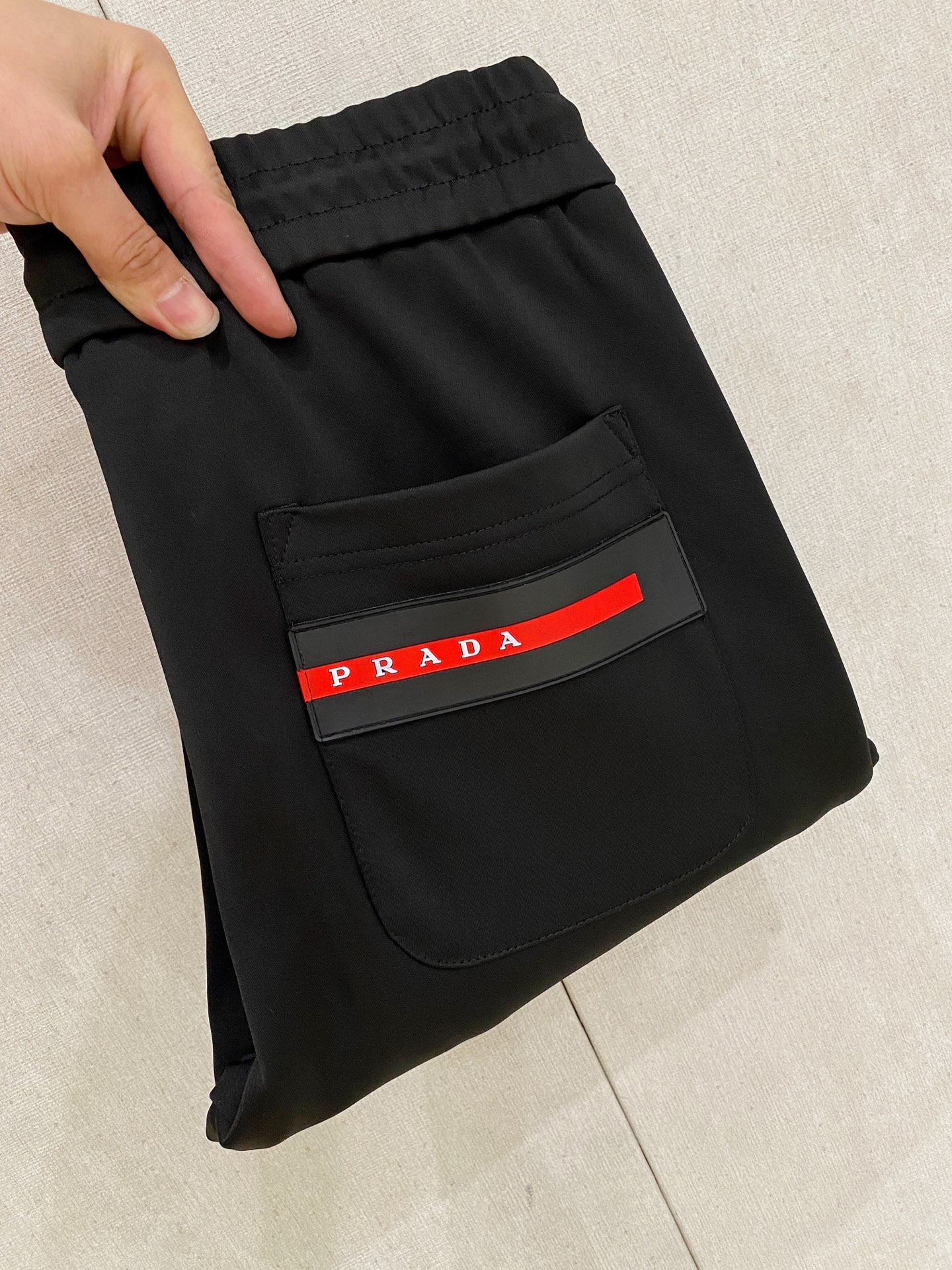 NO:539961,Prada 2025 autumn and winter new men's casual trousers, high-end products are simple, fashionable and generous, customized original imported fabrics, simple, neat and refreshing, the quality workmanship details can stand any form of test, simple, generous and versatile, elegant and handsome, and a brand new visual sense!  He has invincible appearance, excellent details, and is not picky about others!  Code number M-3xL, prada, alexander wang19860909普拉达 2025秋冬新款男士休闲长裤 高端货简洁时尚大方 定制原版进口面料 简洁利落又清爽 品质做工细节经得起任何形式检验,简约大方百搭款 上身优雅帅气,焕然一新的即视感！品相无敌,细节都很到位,上身不挑人！ 码数M-3xL,,prada,alexander wang,Men's clothing