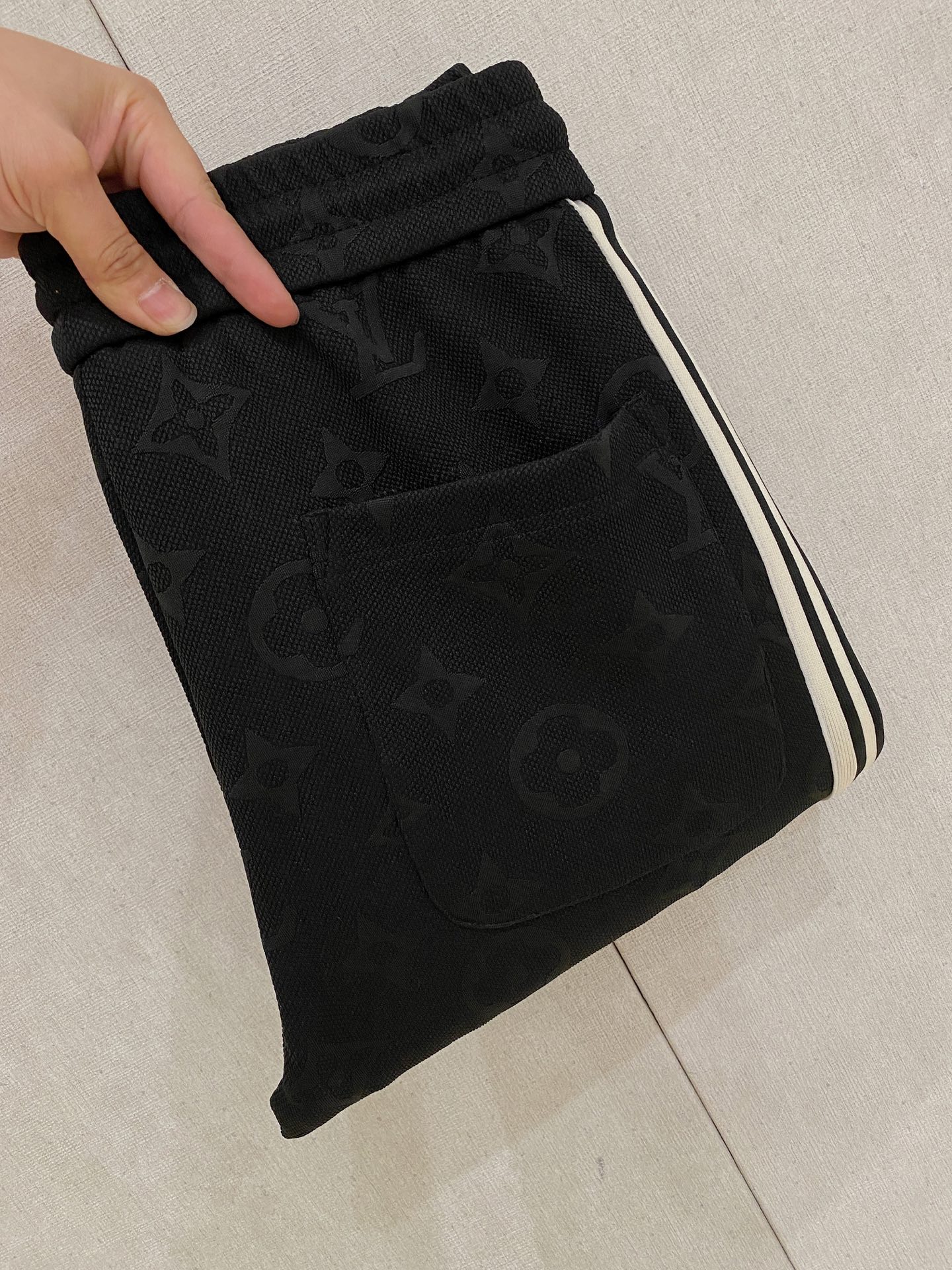 NO:539967,Lv 2025 autumn and winter new men's casual trousers, high-end products are simple, fashionable and generous, customized original imported fabrics, simple, neat and refreshing, the quality workmanship details can stand any form of test, simple, generous and versatile, elegant and handsome, and a brand new visual feeling!  He has invincible appearance, excellent details, and is not picky about others!  Code number M-3xL, louis vuitton,alexander wang19860909Lv 2025秋冬新款男士休闲长裤 高端货简洁时尚大方 定制原版进口面料 简洁利落又清爽 品质做工细节经得起任何形式检验,简约大方百搭款 上身优雅帅气,焕然一新的即视感！品相无敌,细节都很到位,上身不挑人！ 码数M-3xL,,louis vuitton,alexander wang,Men's clothing